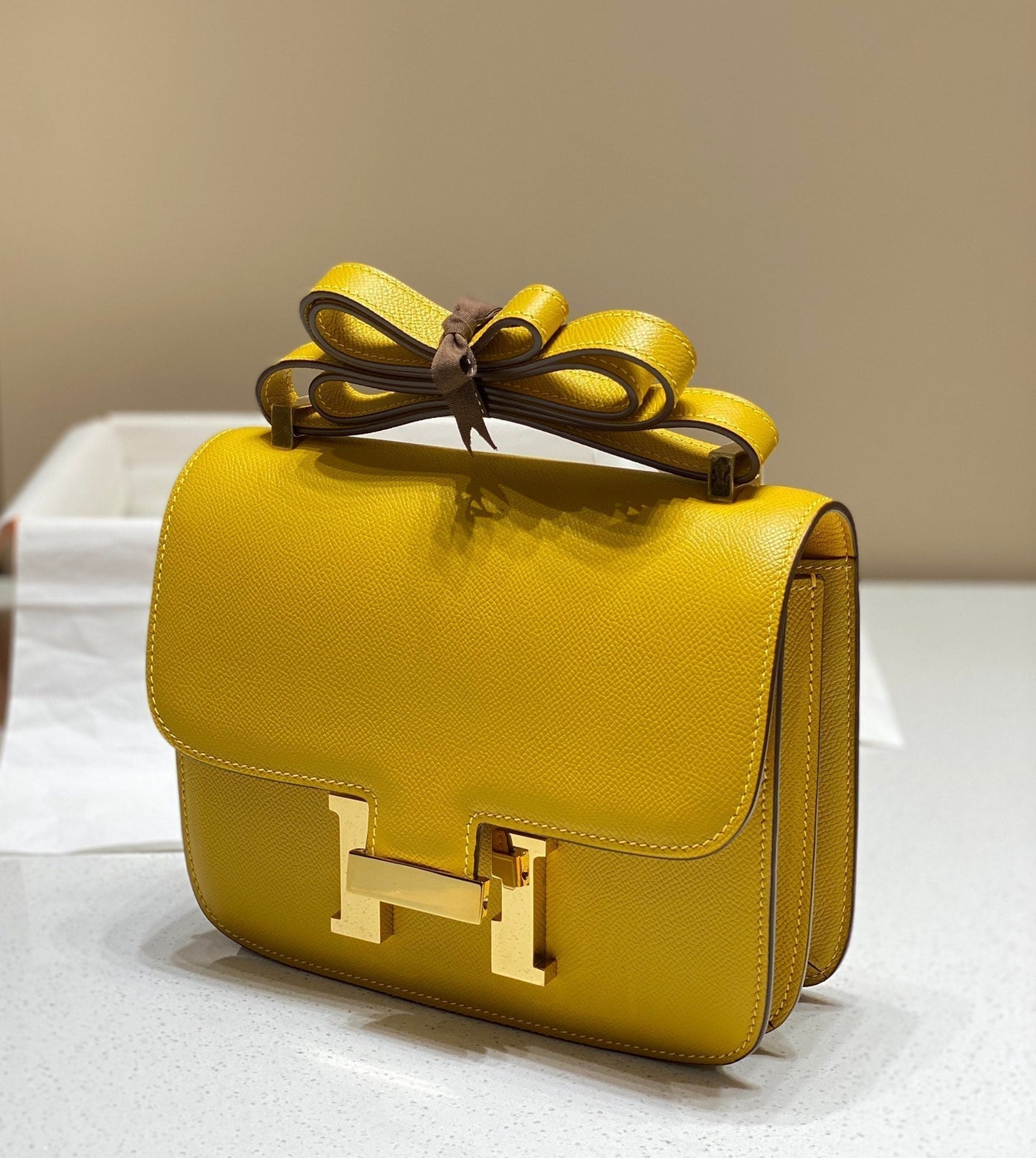 Constance 24, cuero Epsom amarillo, herrajes dorados