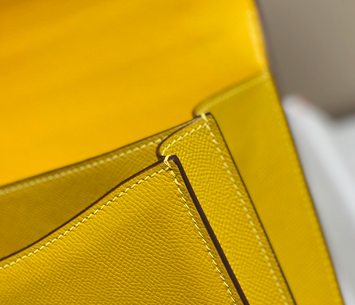 Constance 24, cuero Epsom amarillo, herrajes dorados
