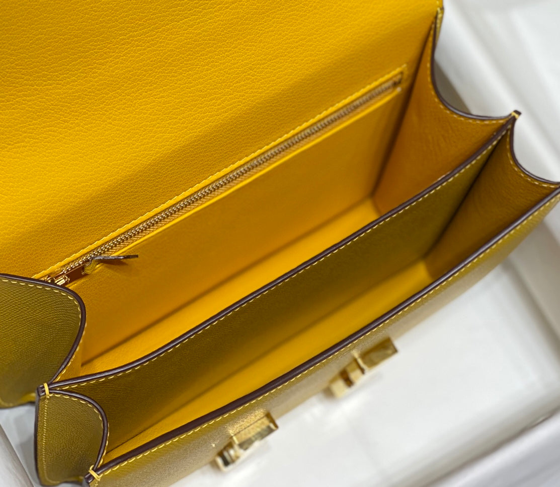 Constance 24, cuero Epsom amarillo, herrajes dorados