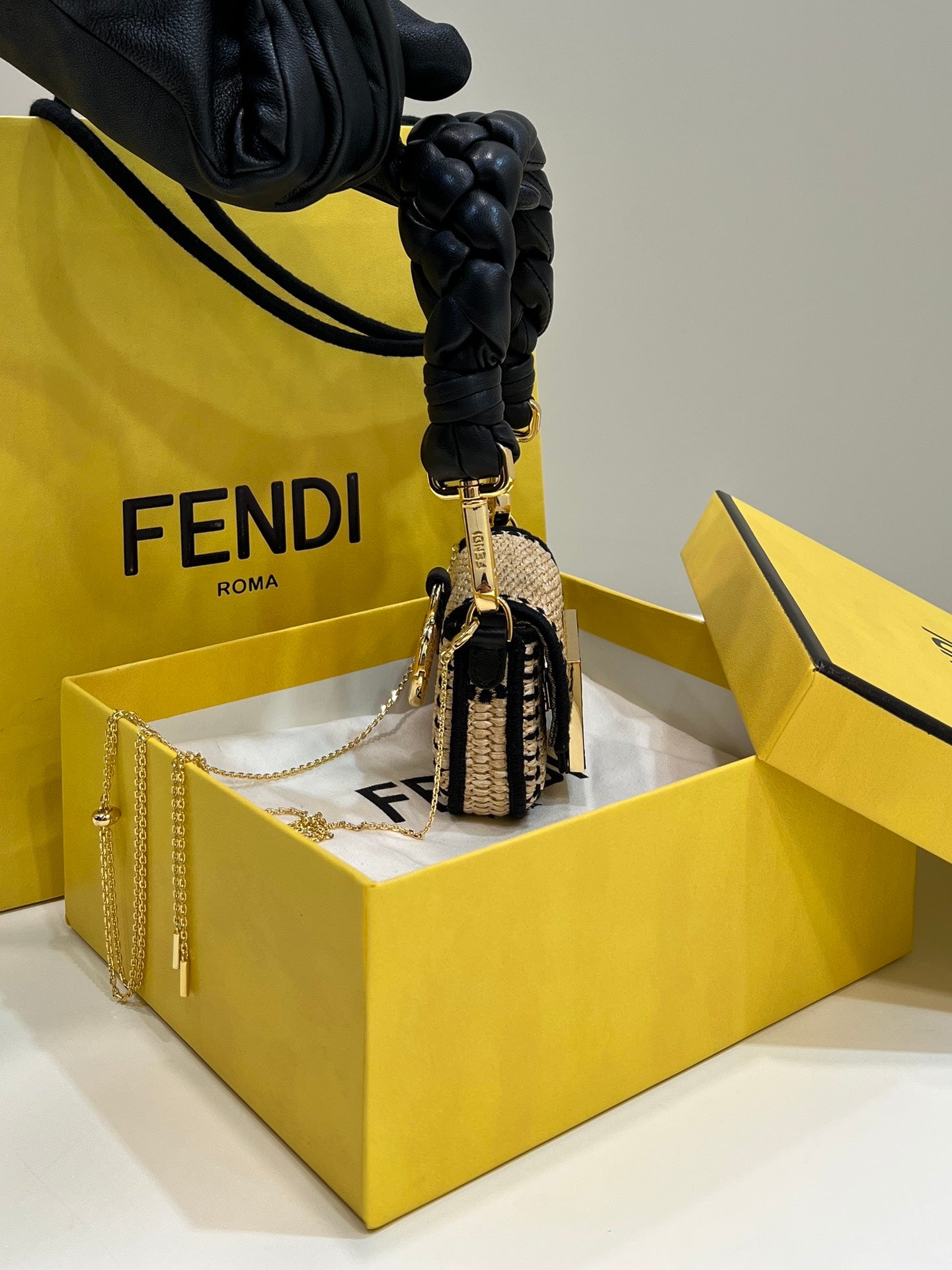 BOLSO FENDI NANO BAGUETTE 11 EN RAFIA NEGRA MIXTA BEIGE CON CORREA Y HERRAJES DORADOS