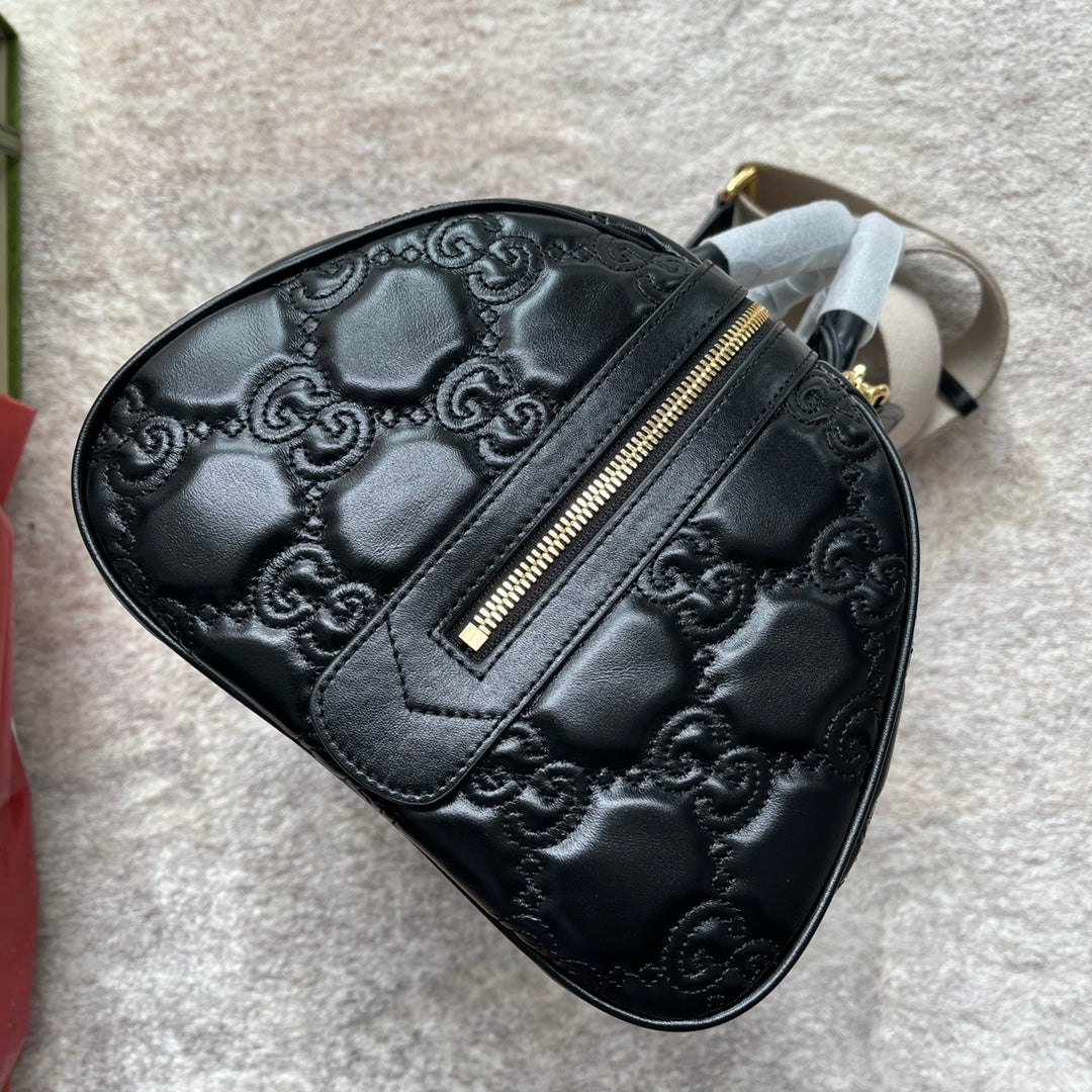 SAC À MAIN MATELASSÉ 31 EN CUIR DE VEAU ESTAMPÉ NOIR, QUINCAILLERIE DORÉ