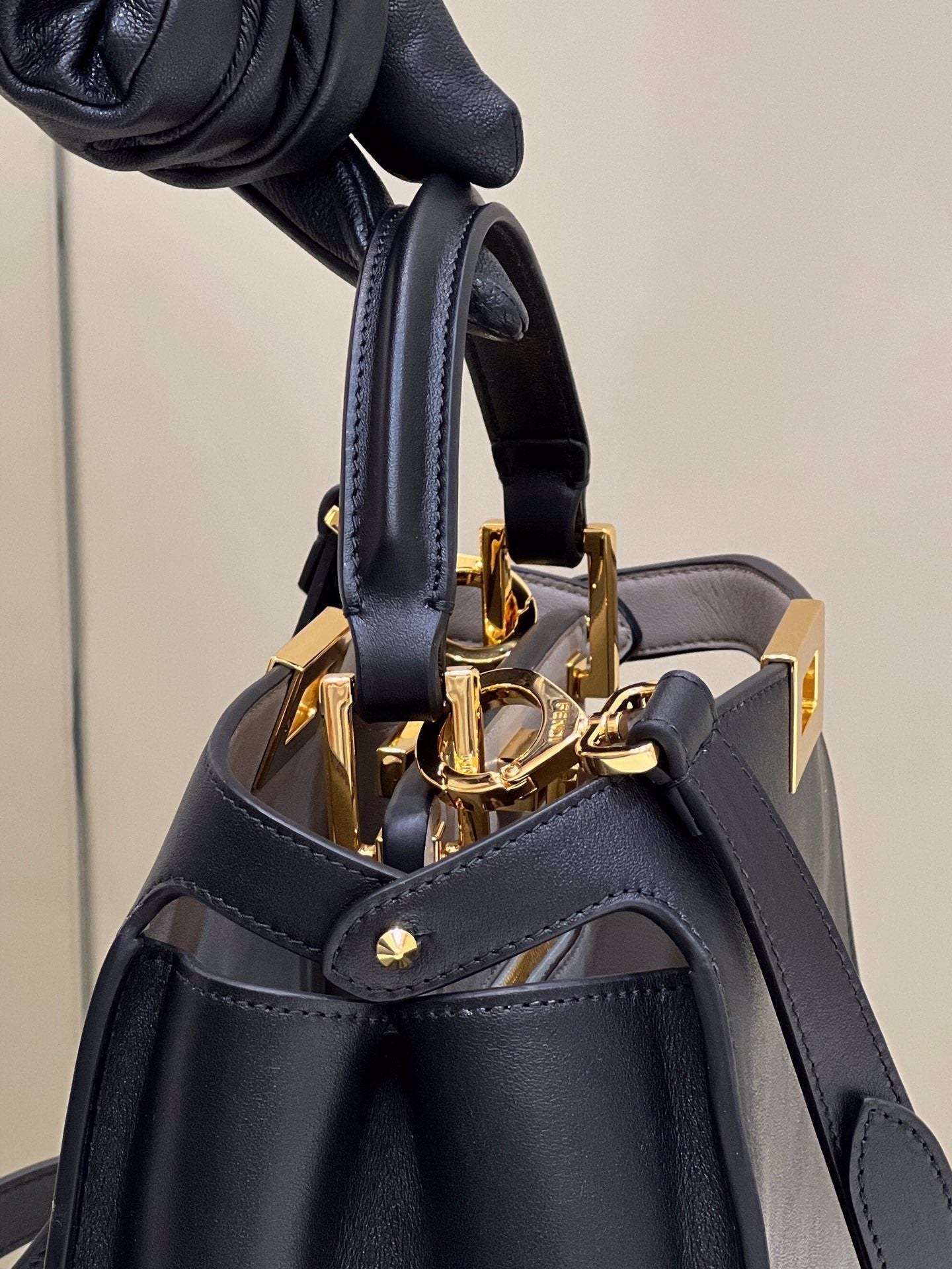 FENDI PEEKABOO 27 EN PIEL DE BECERRO NEGRA CON HERRAJES DORADOS
