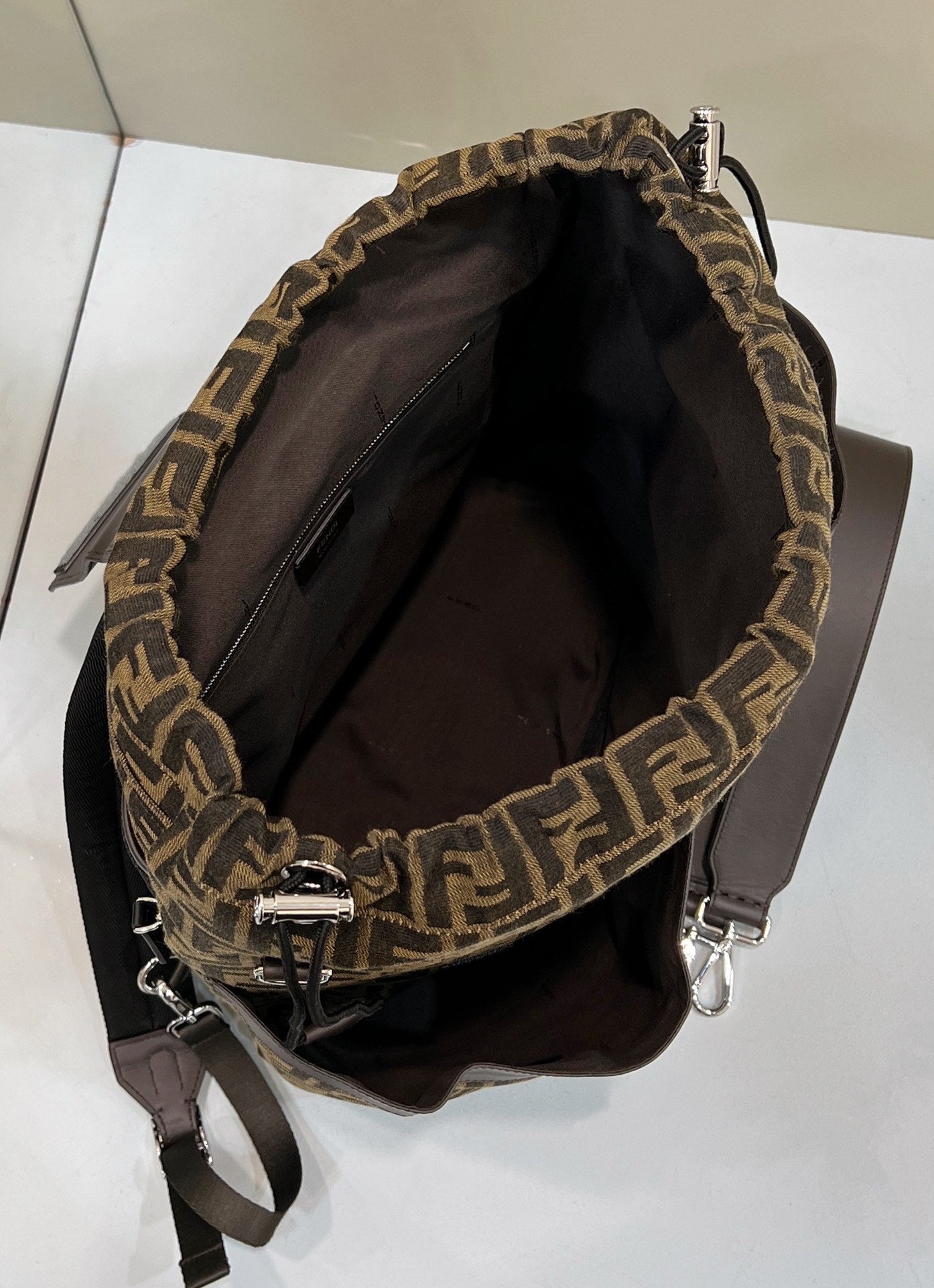 MOCHILA FENDI STRIKE LARGE 46 FF DE TELA JACQUARD MARRÓN MOCA