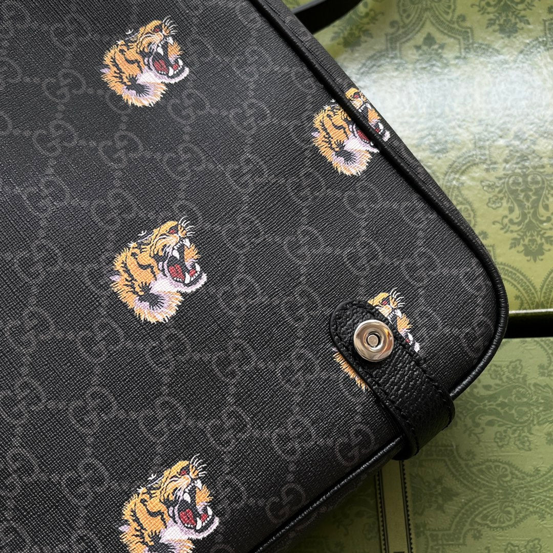 BOLSO MENSAJERO 28 CON ESTAMPADO DE TIGRE EN LONA NEGRA Y ADORNO DE CUERO