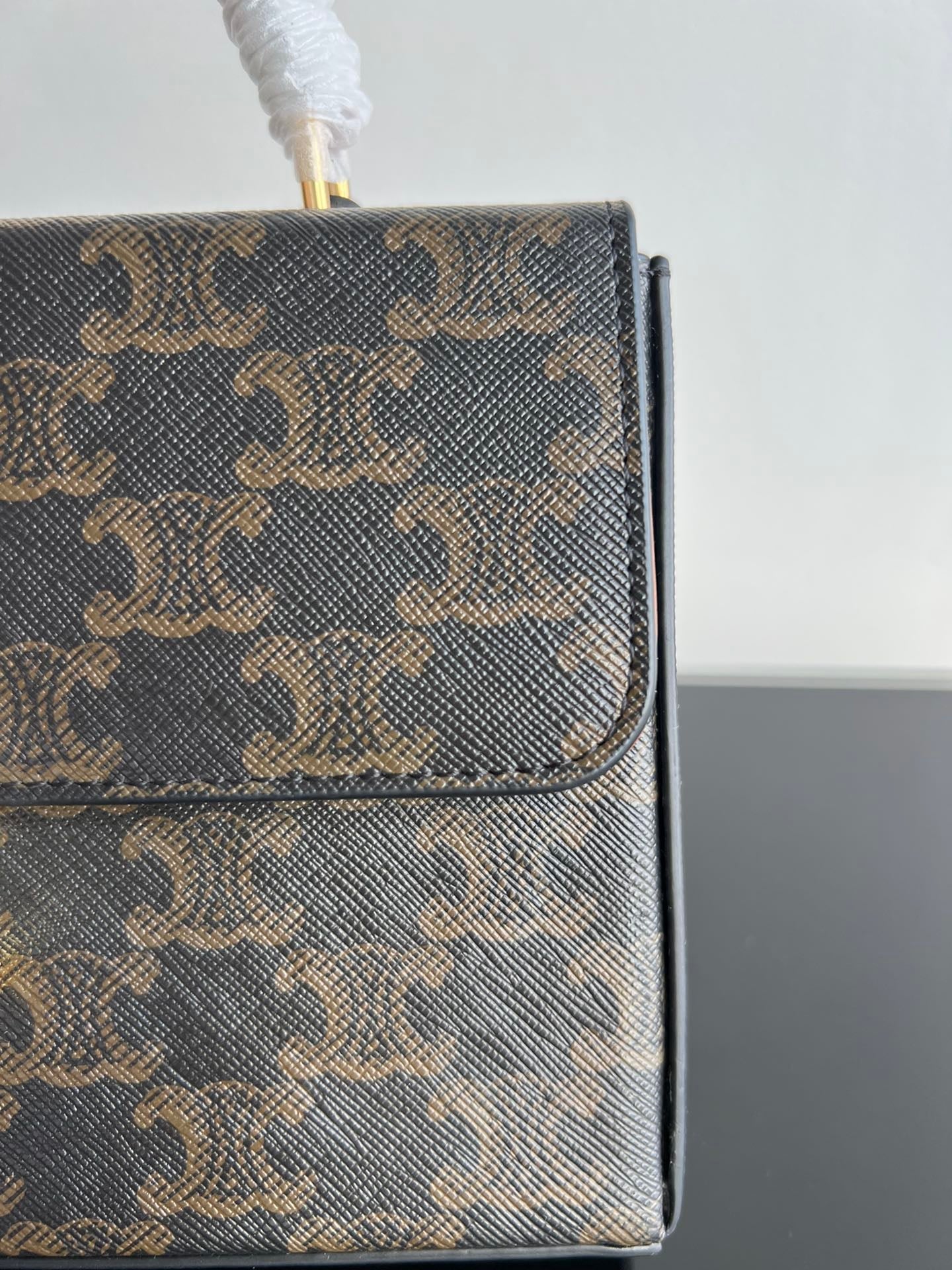 SAC BOX TRIPHOME 22 EN CUIR DE VEAU À MOTIF NOIR