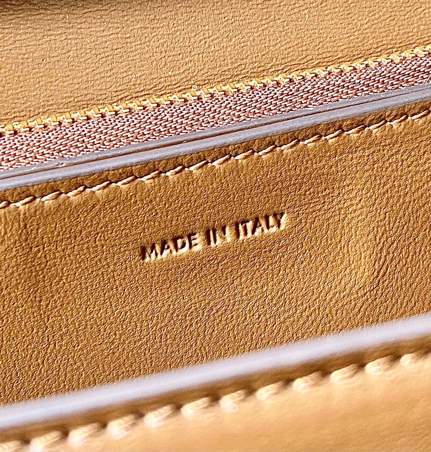 BOLSO CELINE MEDIANO CLÁSICO 24 CM PIEL DE BECERRO DORADA