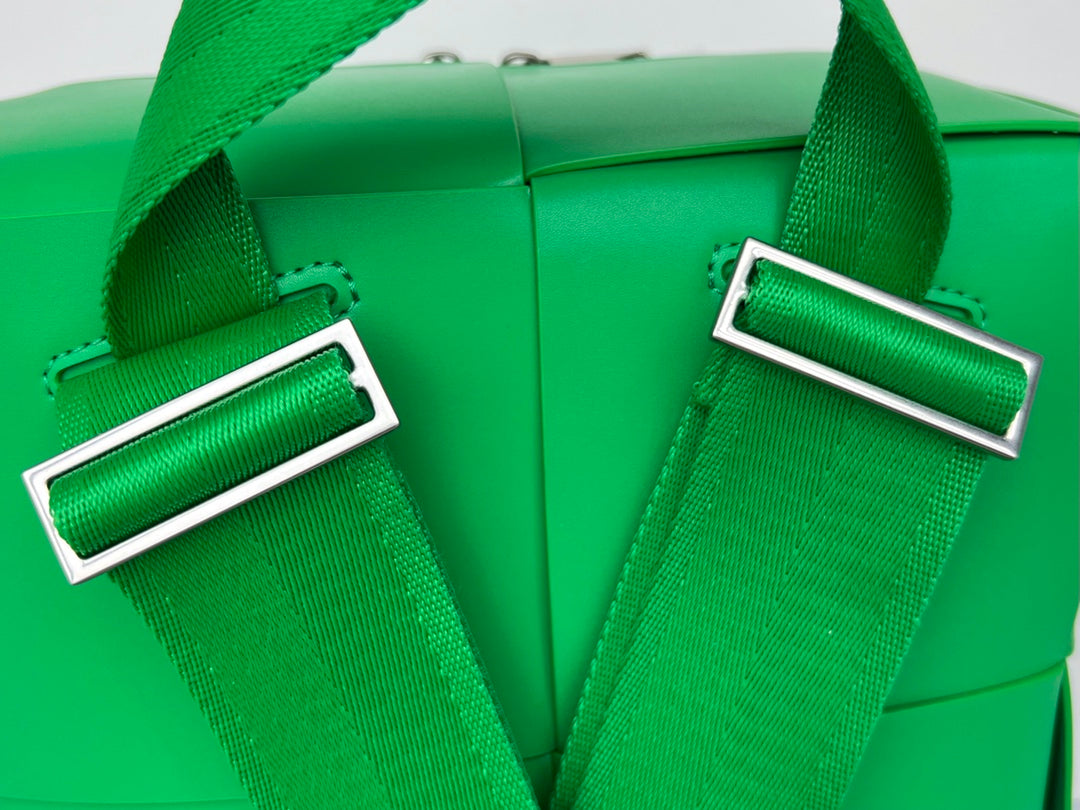 MOCHILA TEJIDA 34 EN PIEL DE CORDERO VERDE ESMERALDA