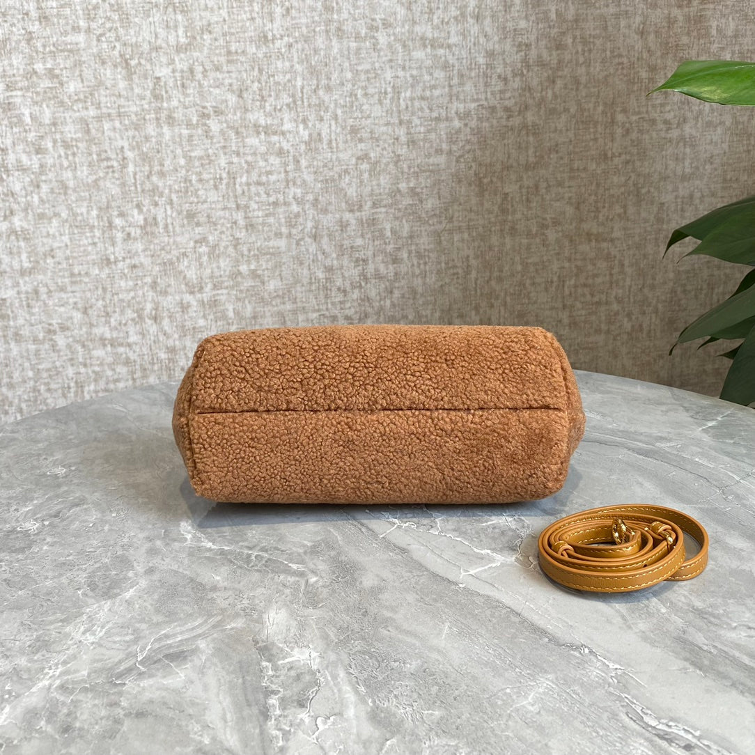 BOLSO FENDI FIRST MINI 26 DE LANA MARRÓN SIDRA CON HERRAJES DORADOS