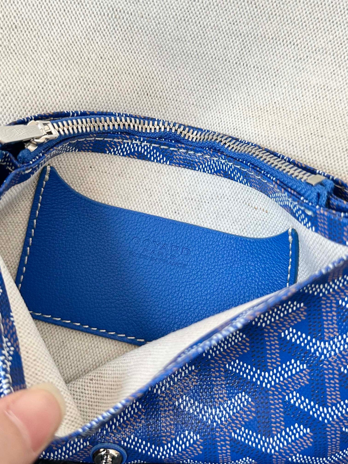 CARTERA DE BOLSILLO PLUMET 20 EN LONA GOYARDINE AZUL ZAFIRO Y RIBETE DE PIEL DE CORDERO