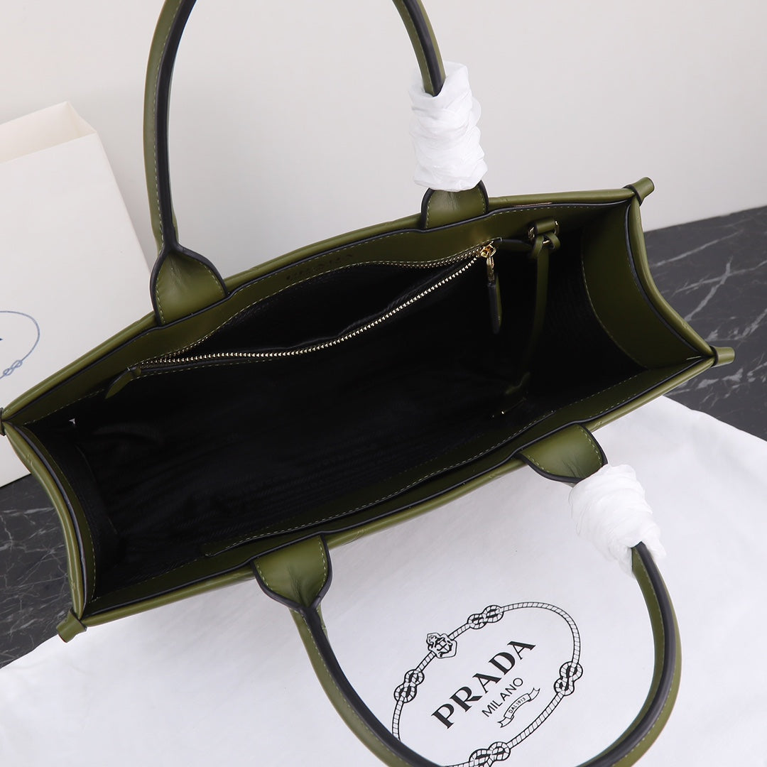 Grand sac fourre-tout PRA 39 en cuir de veau vert olive, finitions dorées