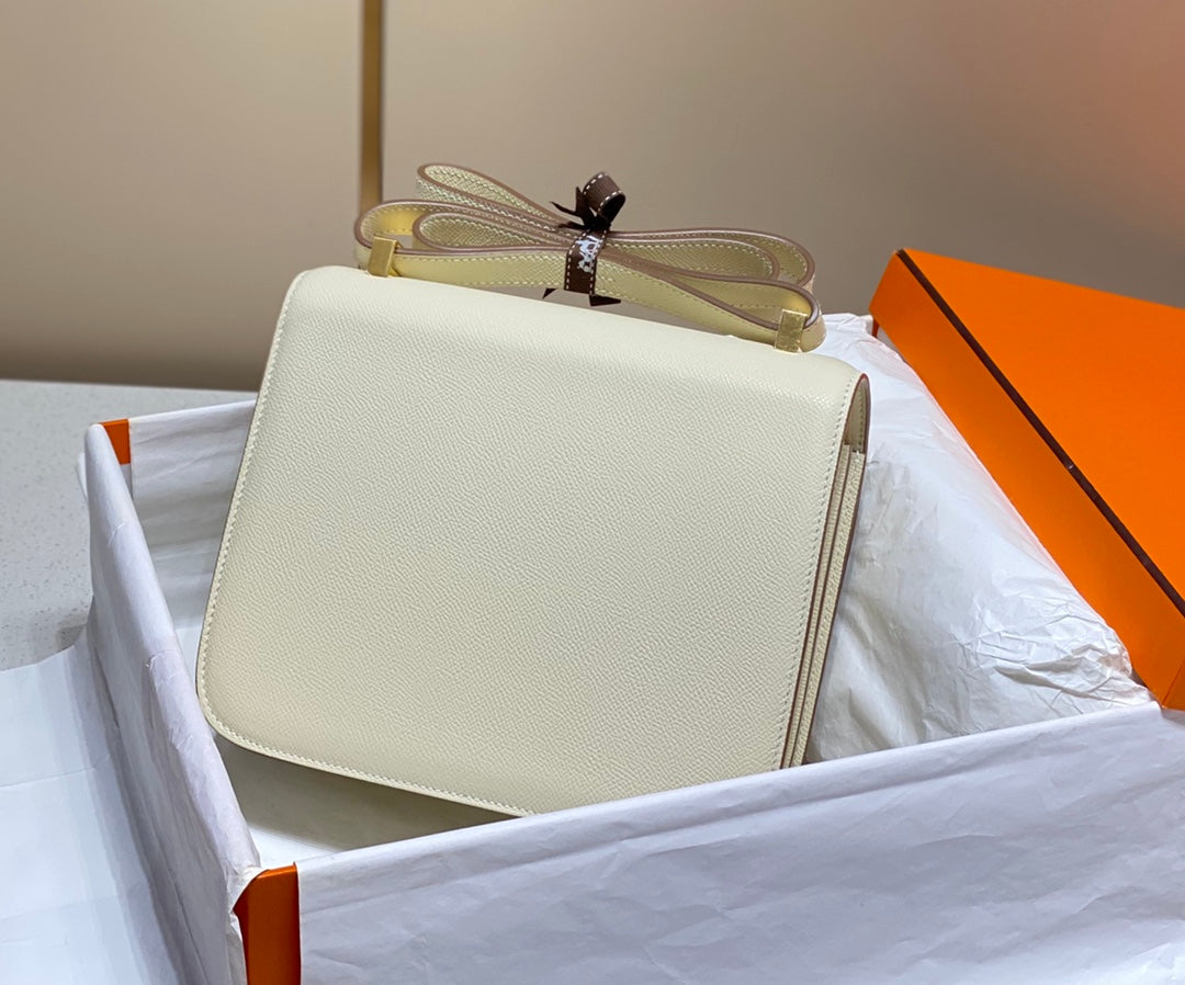 Constance 24, cuero Epsom blanco, herrajes plateados