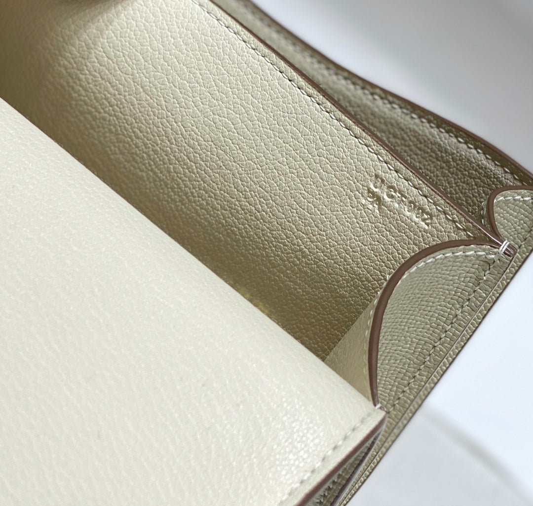 Constance 24, cuero Epsom blanco, herrajes plateados