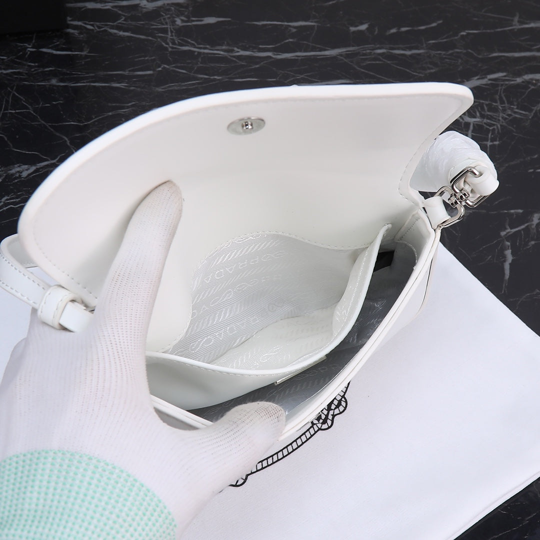 SAC PRA 23 EN CUIR DE VEAU NOIR, QUINCAILLERIE ARGENTÉE