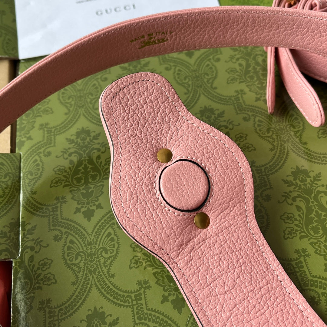 SAC À BANDOULIÈRE MOYEN 39 EN CUIR DE VEAU ROSE CLAIR, QUINCAILLERIE DORÉ