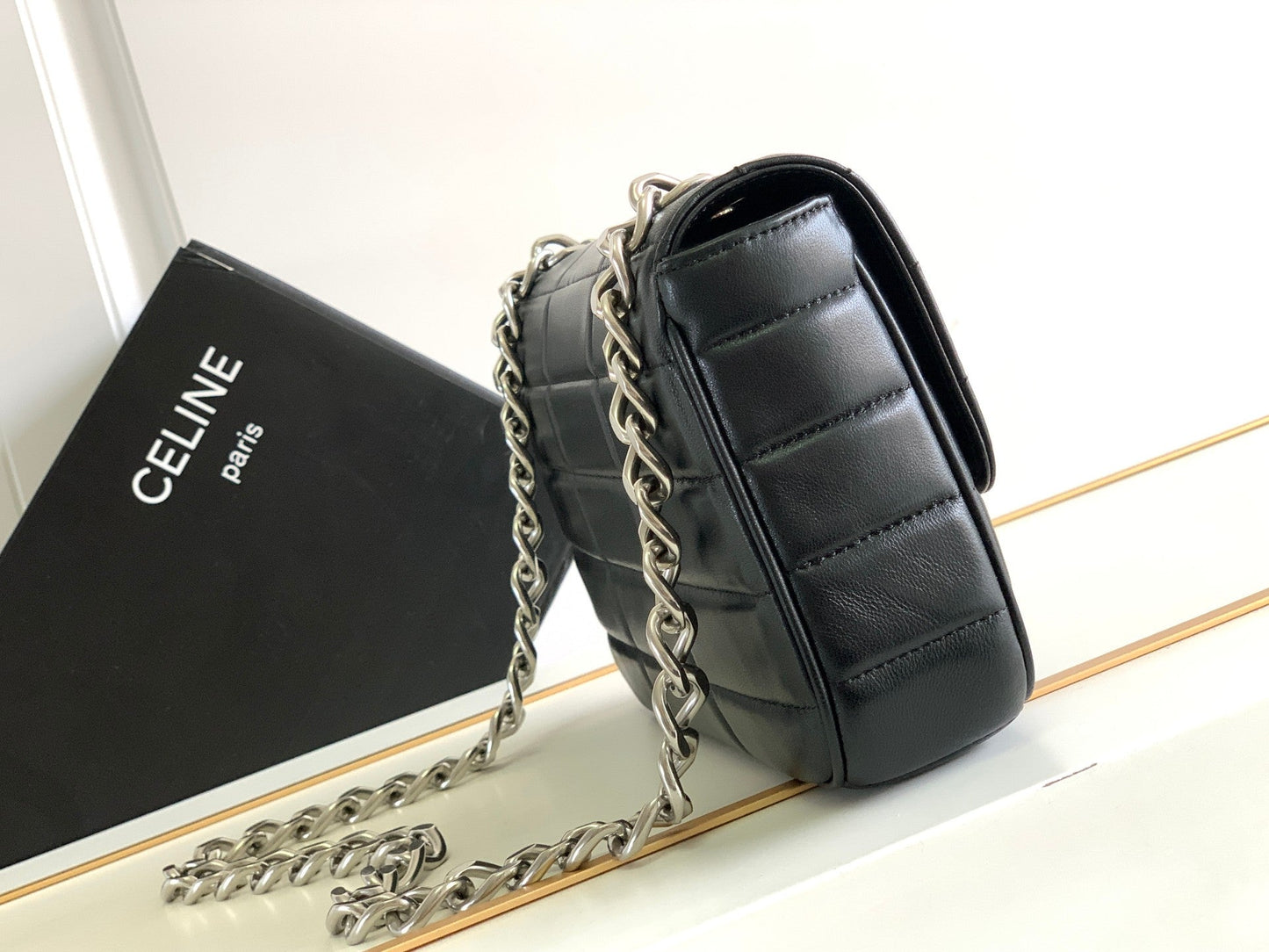 BOLSO DE HOMBRO MONOCROMÁTICO 24 ACOLCHADO DE PIEL DE CORDERO NEGRO CON CADENA