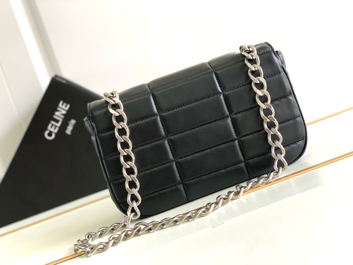 BOLSO DE HOMBRO MONOCROMÁTICO 24 ACOLCHADO DE PIEL DE CORDERO NEGRO CON CADENA
