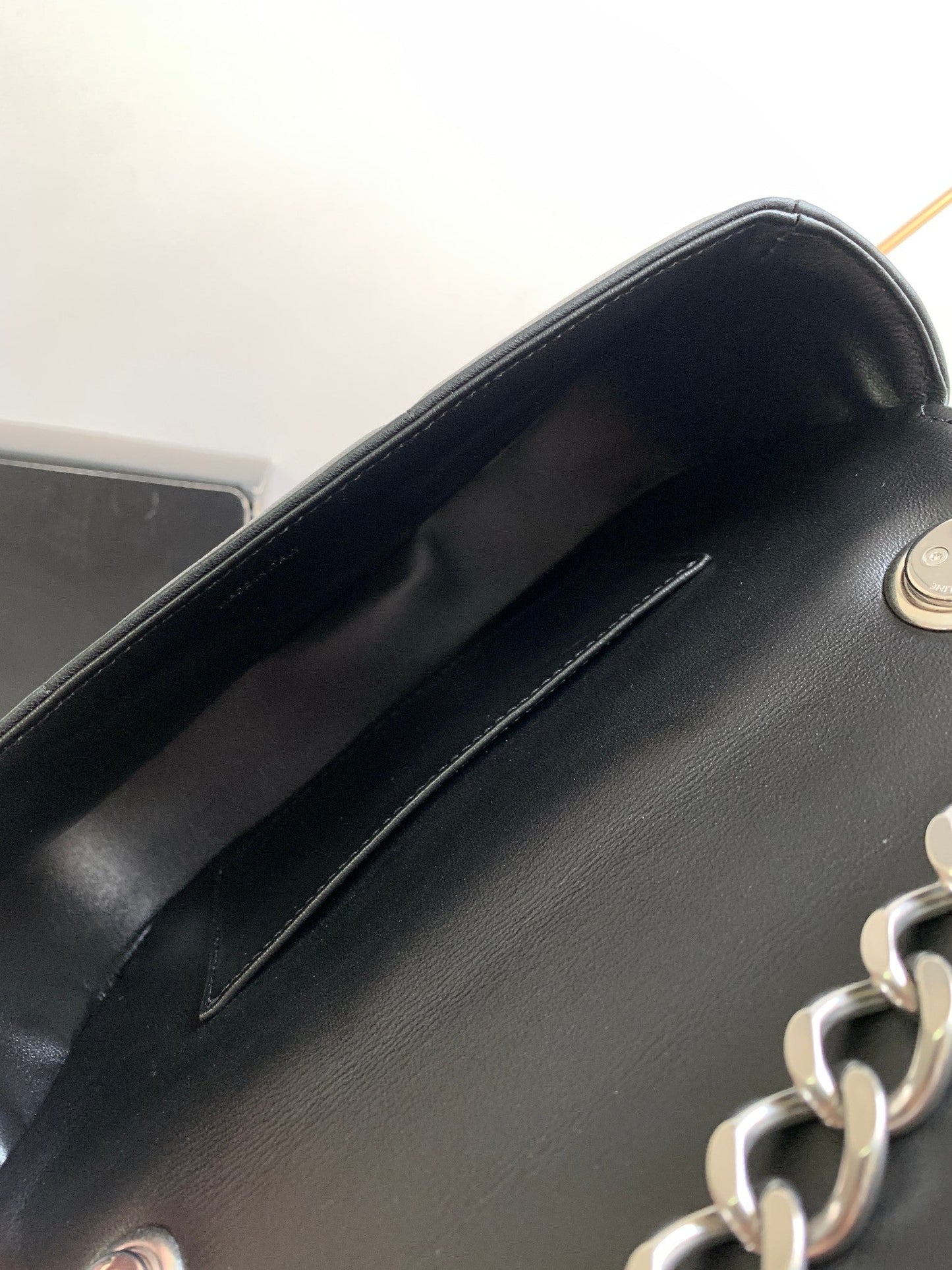 BOLSO DE HOMBRO MONOCROMÁTICO 24 ACOLCHADO DE PIEL DE CORDERO NEGRO CON CADENA