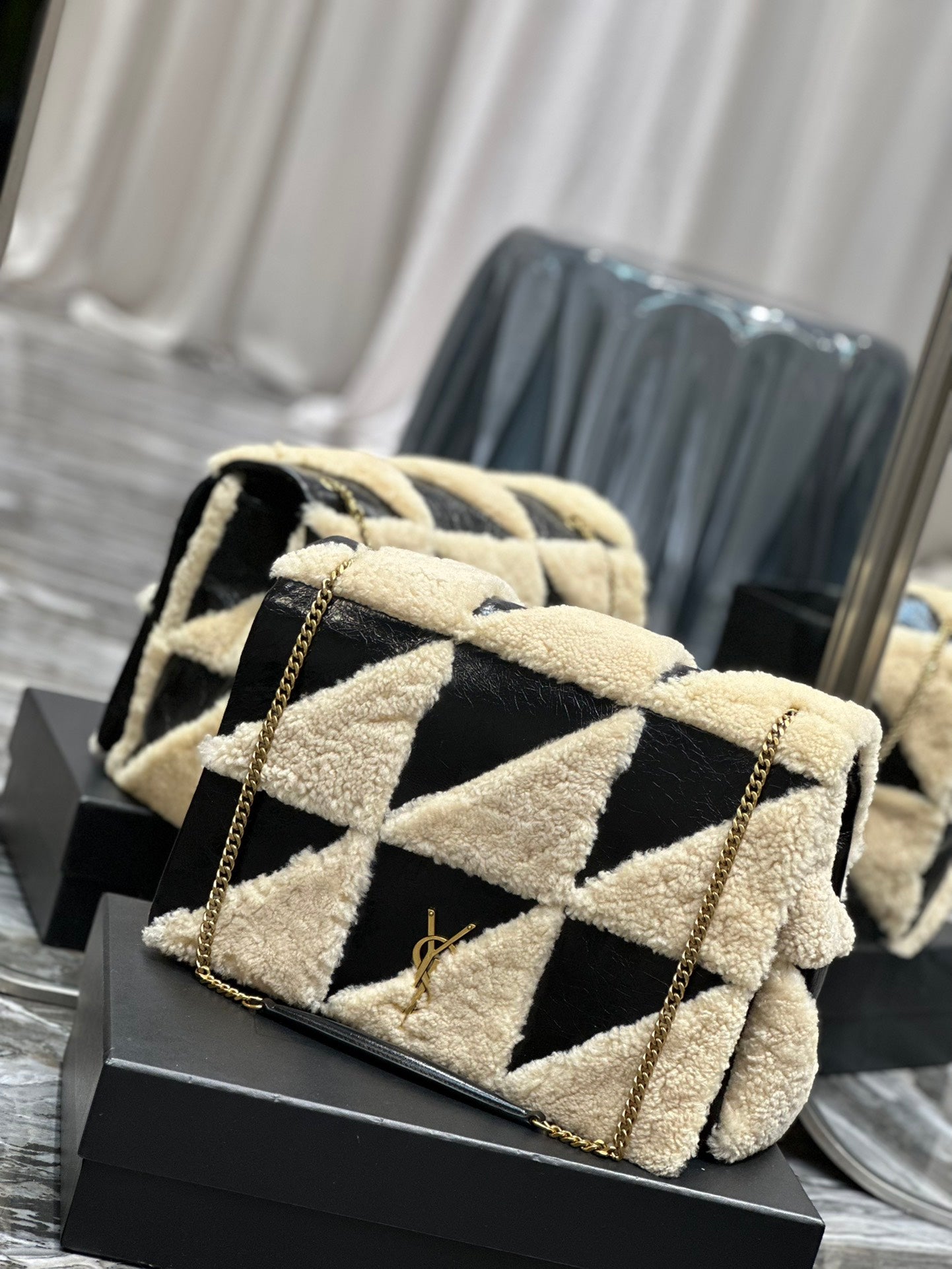 BOLSO GRANDE JAMIE 4.3 38 EN PIEL DE BECERRO NEGRA MEZCLA DE BORREGO BEIGE HERRAJES DORADOS