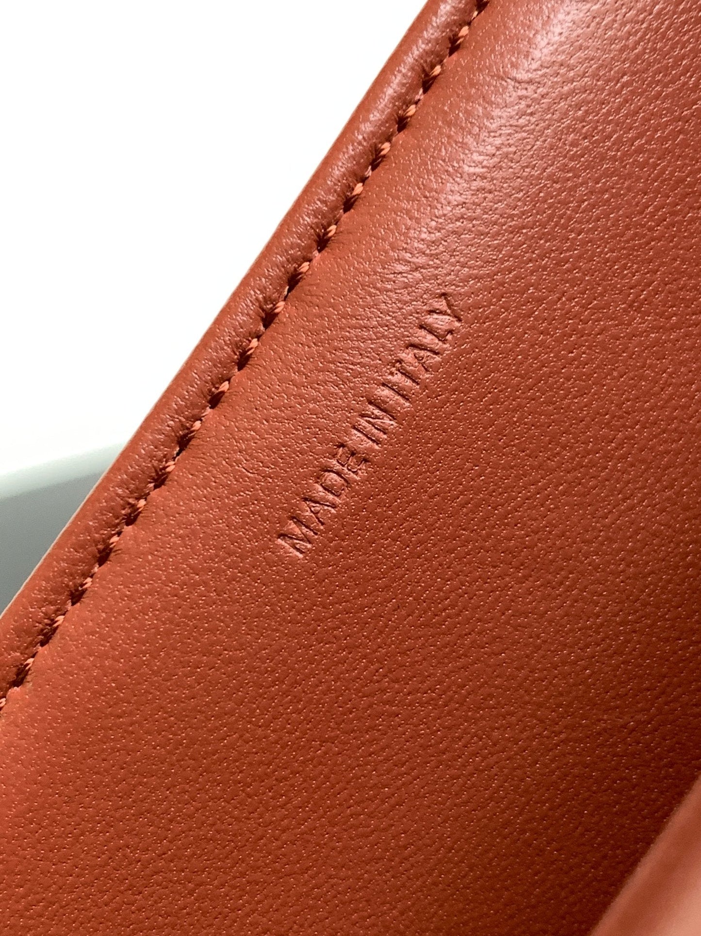 SAC À BANDOULIÈRE MONOCHROME 24 EN CUIR D'AGNEAU ROUGE CERISE MATELASSÉ AVEC CHAÎNE