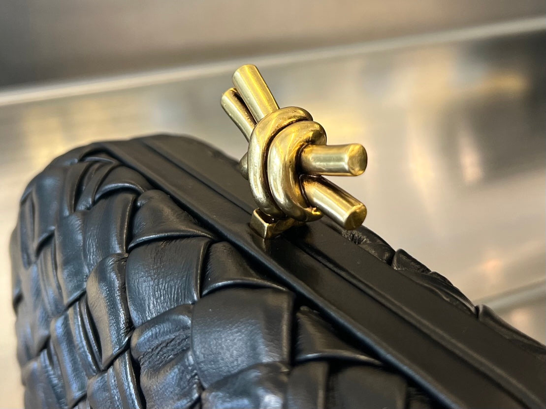 NUDO 19 EN PIEL DE CORDERO NEGRA