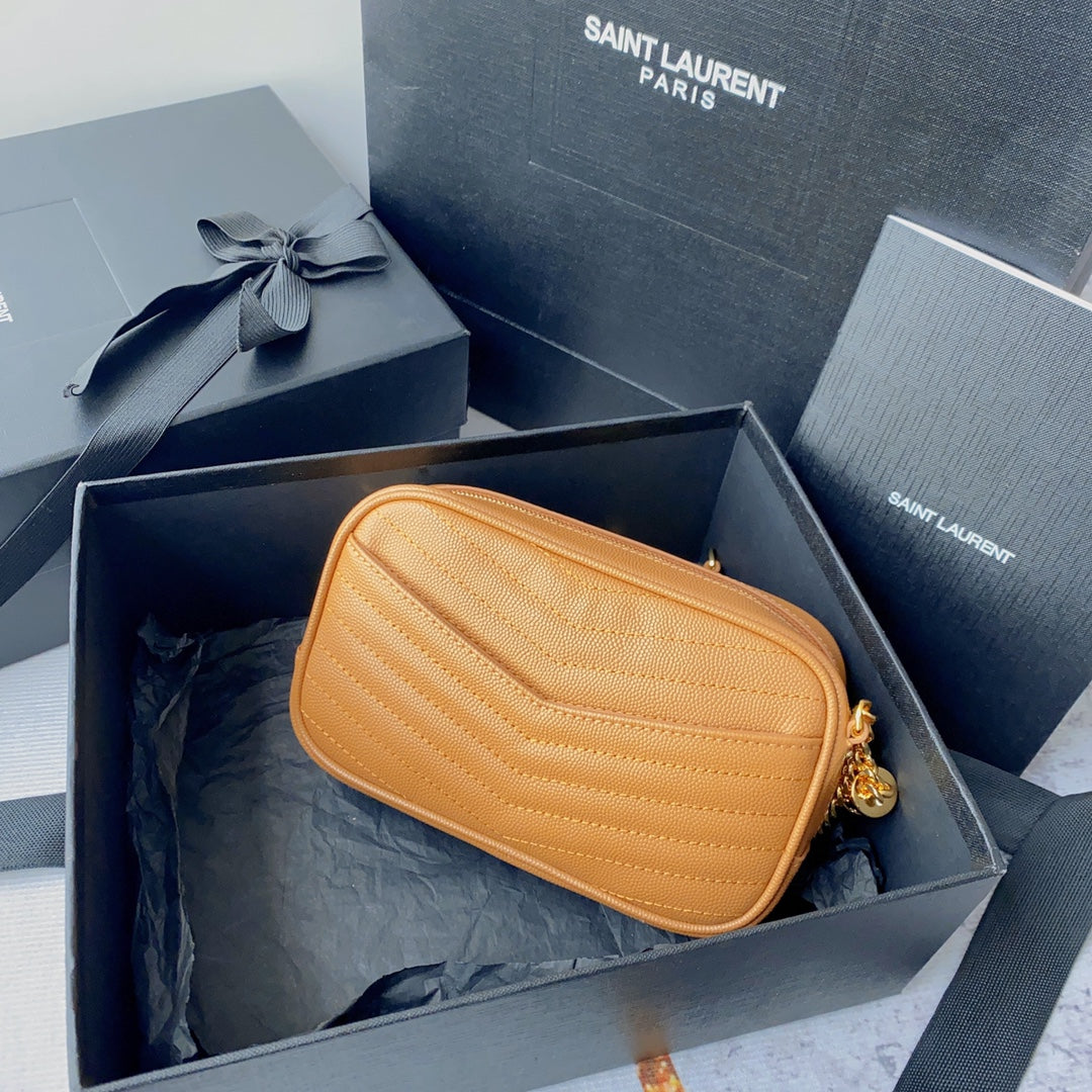 BOLSO LOU MINI PARA CÁMARA DE 19 PULGADAS CON ESTAMPADO DE CAVIAR NARANJA MANGO Y HERRAJES DORADOS