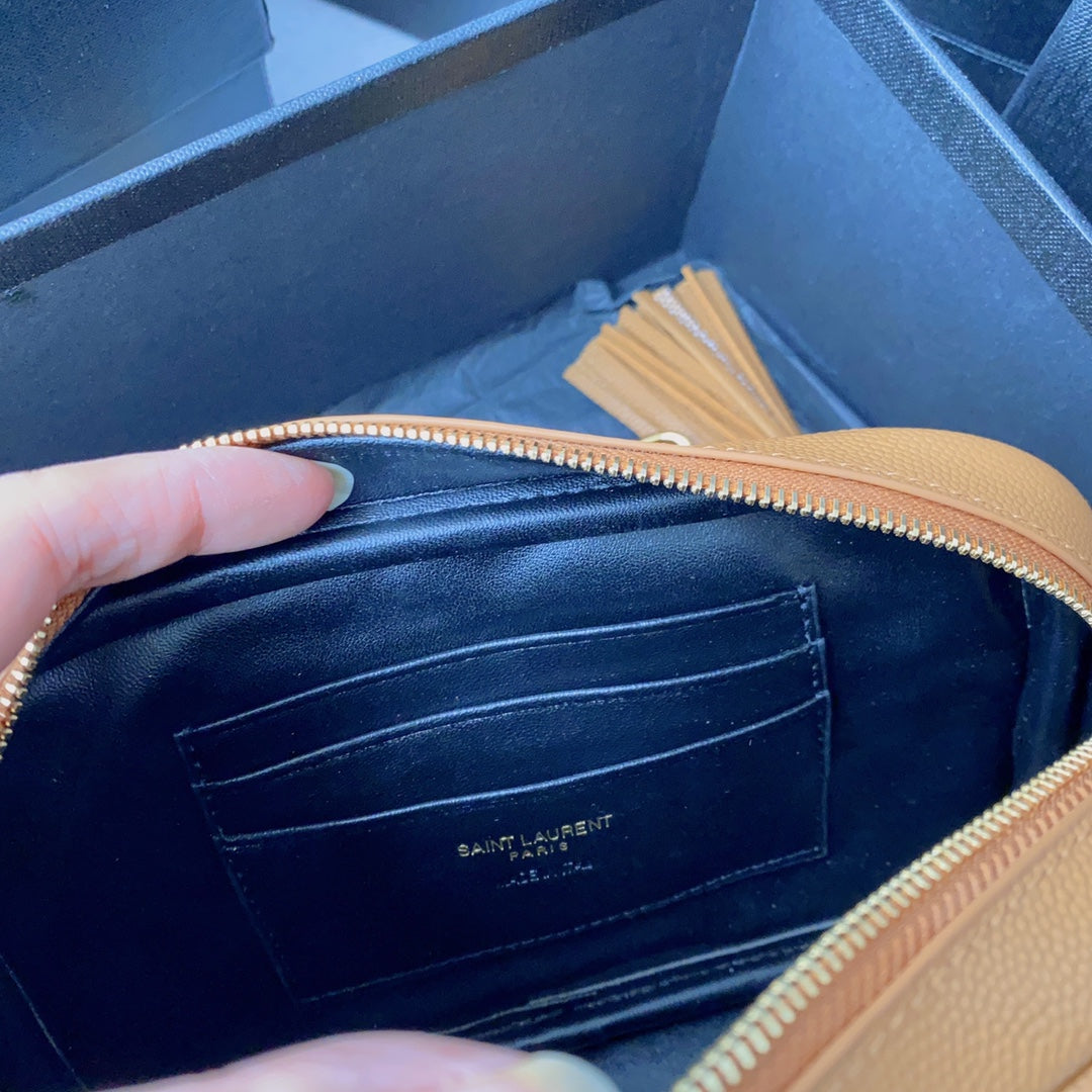 BOLSO LOU MINI PARA CÁMARA DE 19 PULGADAS CON ESTAMPADO DE CAVIAR NARANJA MANGO Y HERRAJES DORADOS