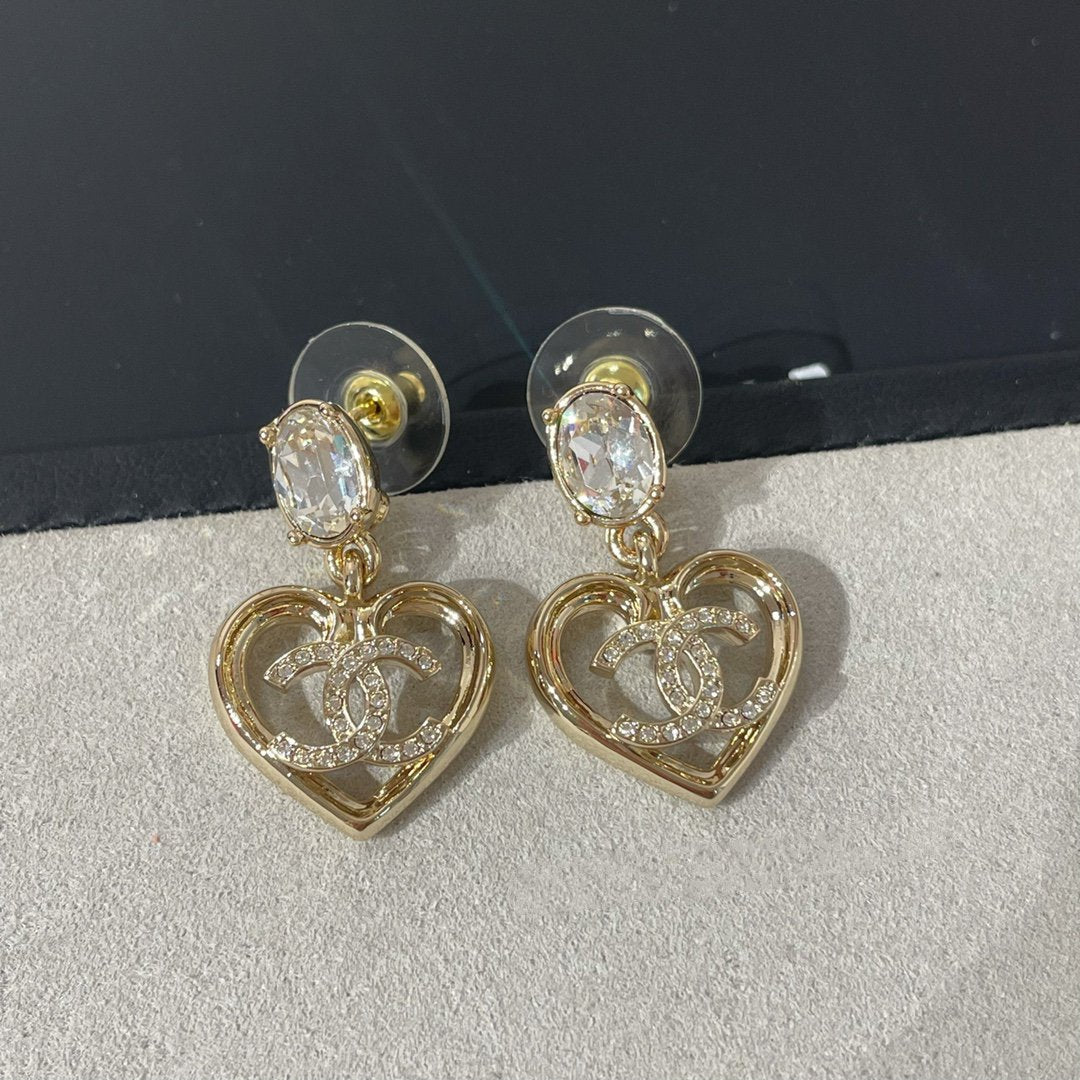 Pendientes CC con forma de corazón de cristal y strass en oro claro