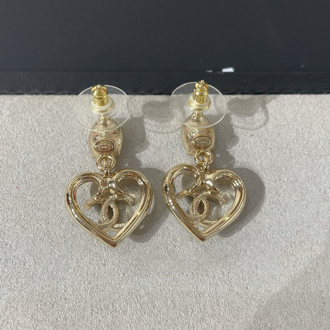 Pendientes CC con forma de corazón de cristal y strass en oro claro
