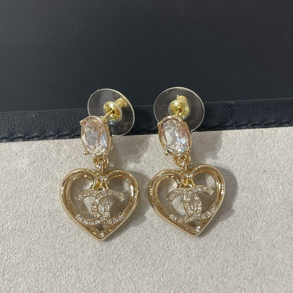 Pendientes CC con forma de corazón de cristal y strass en oro claro