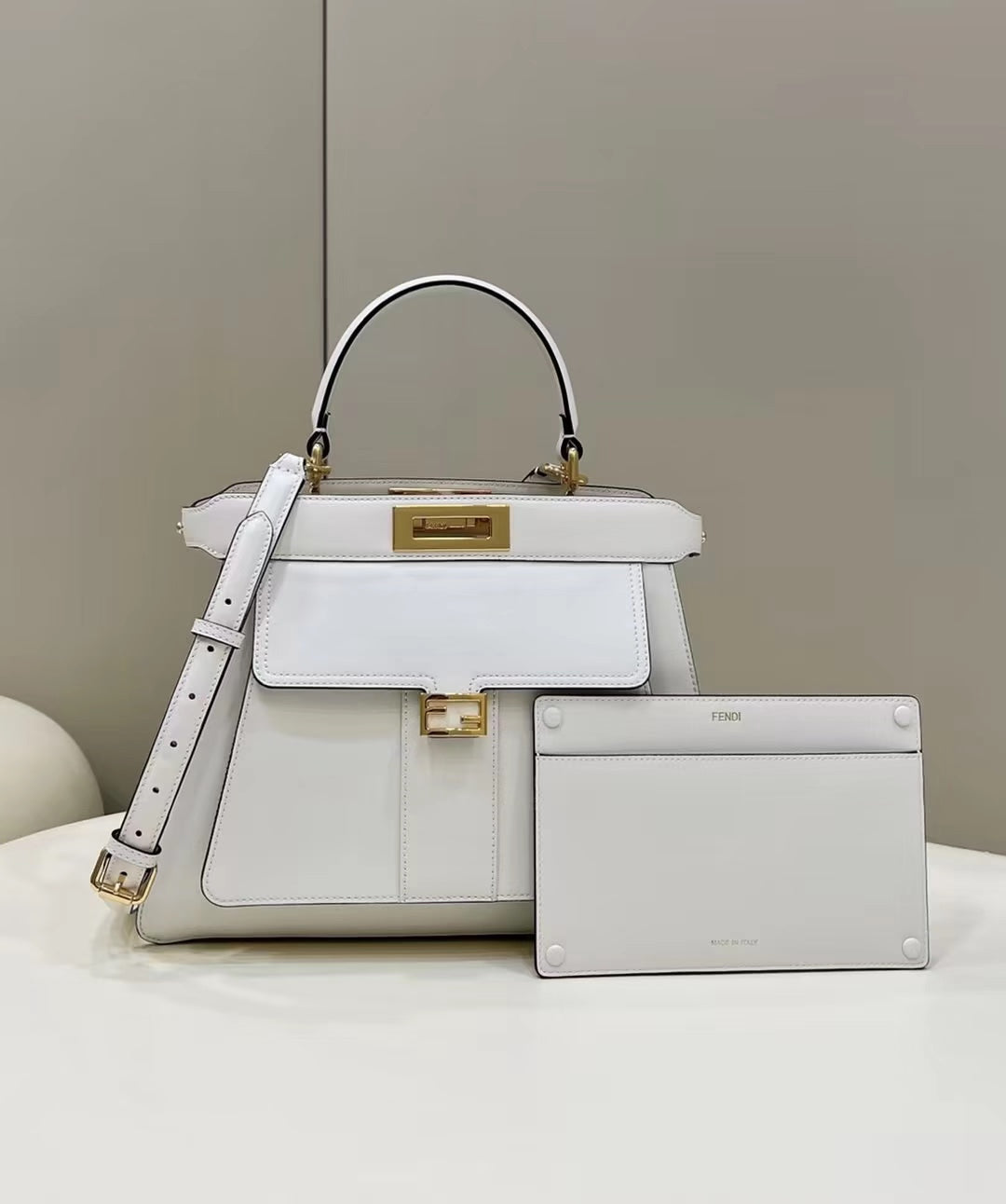 BOLSO FENDI PEEKABOO 33 DE PIEL DE BECERRO BLANCA CON CORREA Y HERRAJES DORADOS