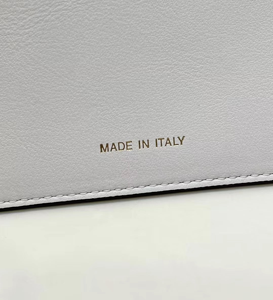 BOLSO FENDI PEEKABOO 33 DE PIEL DE BECERRO BLANCA CON CORREA Y HERRAJES DORADOS