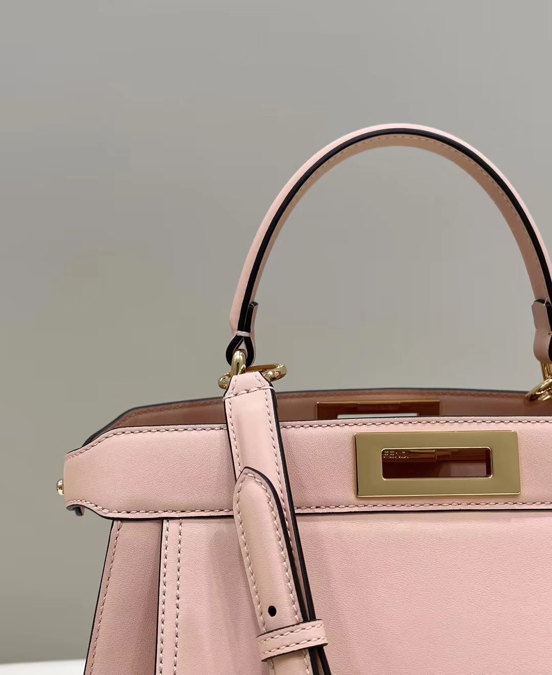 BOLSO FENDI PEEKABOO 33 DE PIEL DE BECERRO ROSA CLARO CON CORREA Y HERRAJES DORADOS