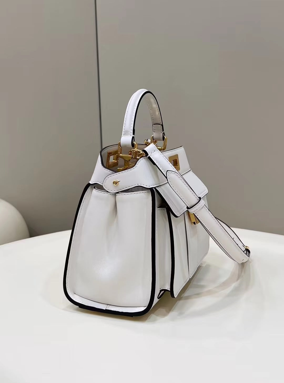 BOLSO FENDI PEEKABOO MINI 23 DE PIEL DE BECERRO BLANCA CON HERRAJES DORADOS