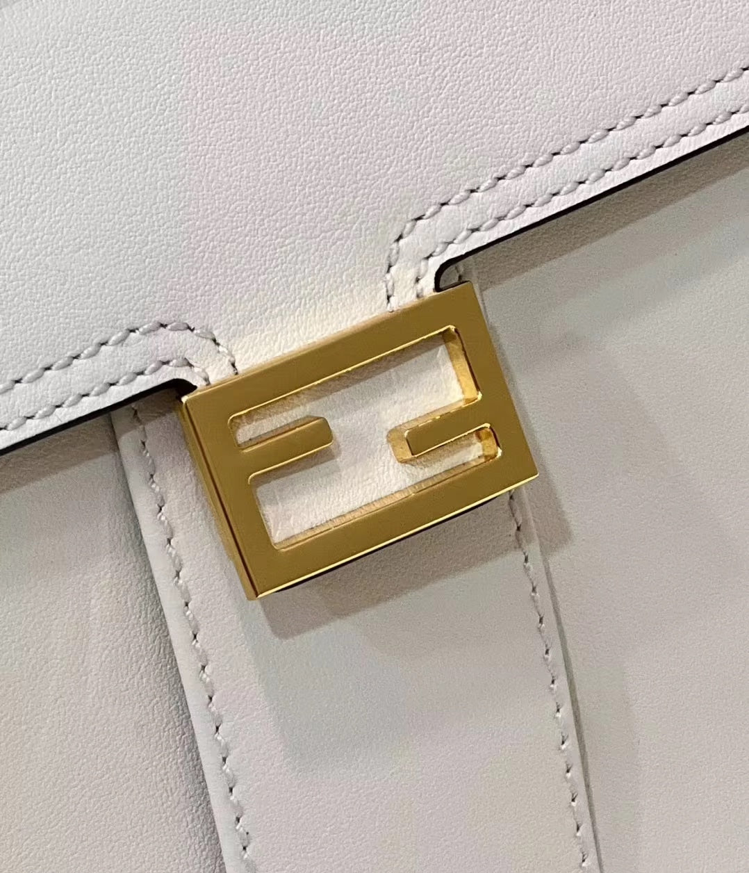 BOLSO FENDI PEEKABOO MINI 23 DE PIEL DE BECERRO BLANCA CON HERRAJES DORADOS