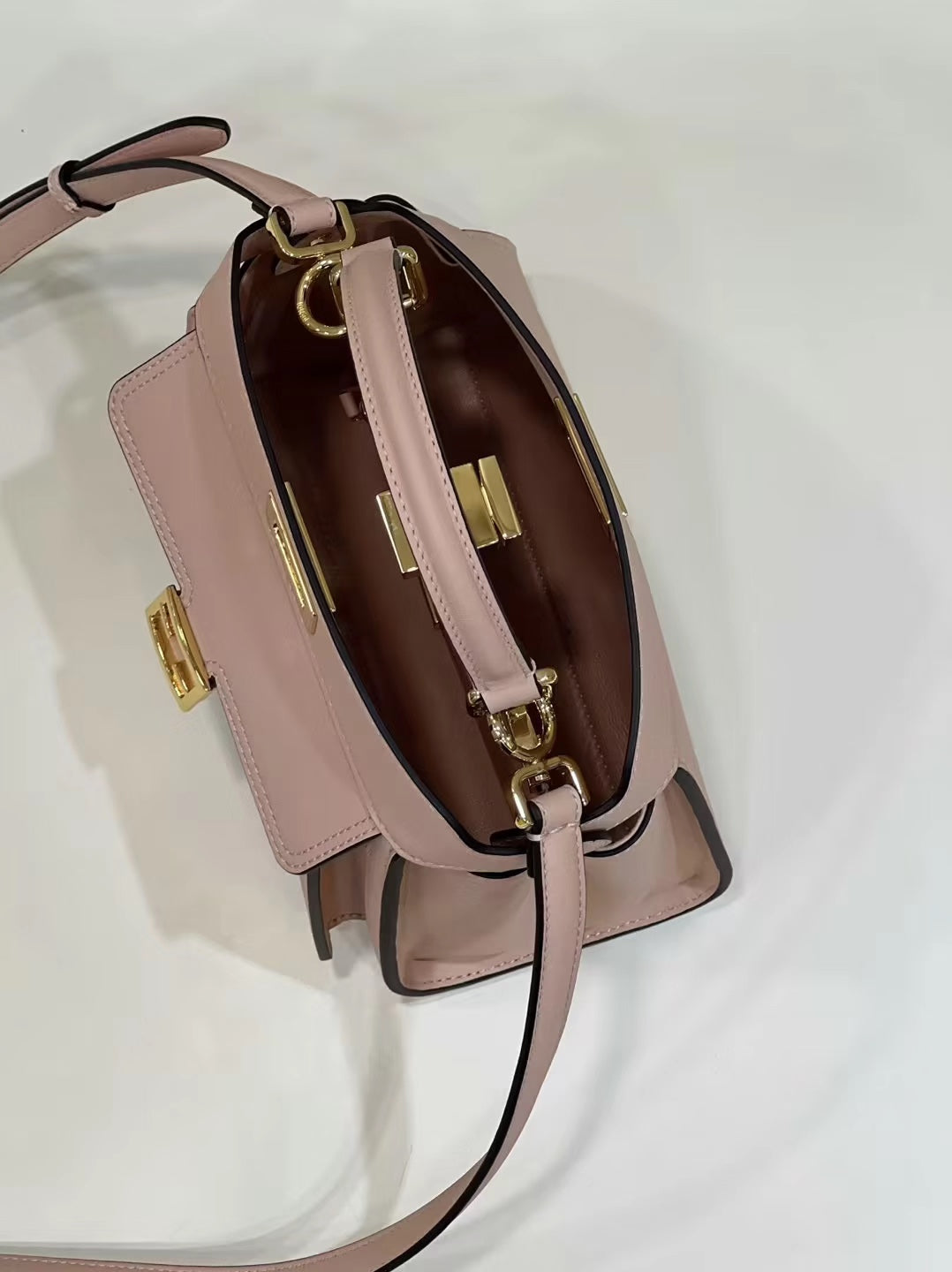 BOLSO FENDI PEEKABOO MINI 23 DE PIEL DE BECERRO ROSA CLARO CON HERRAJES DORADOS