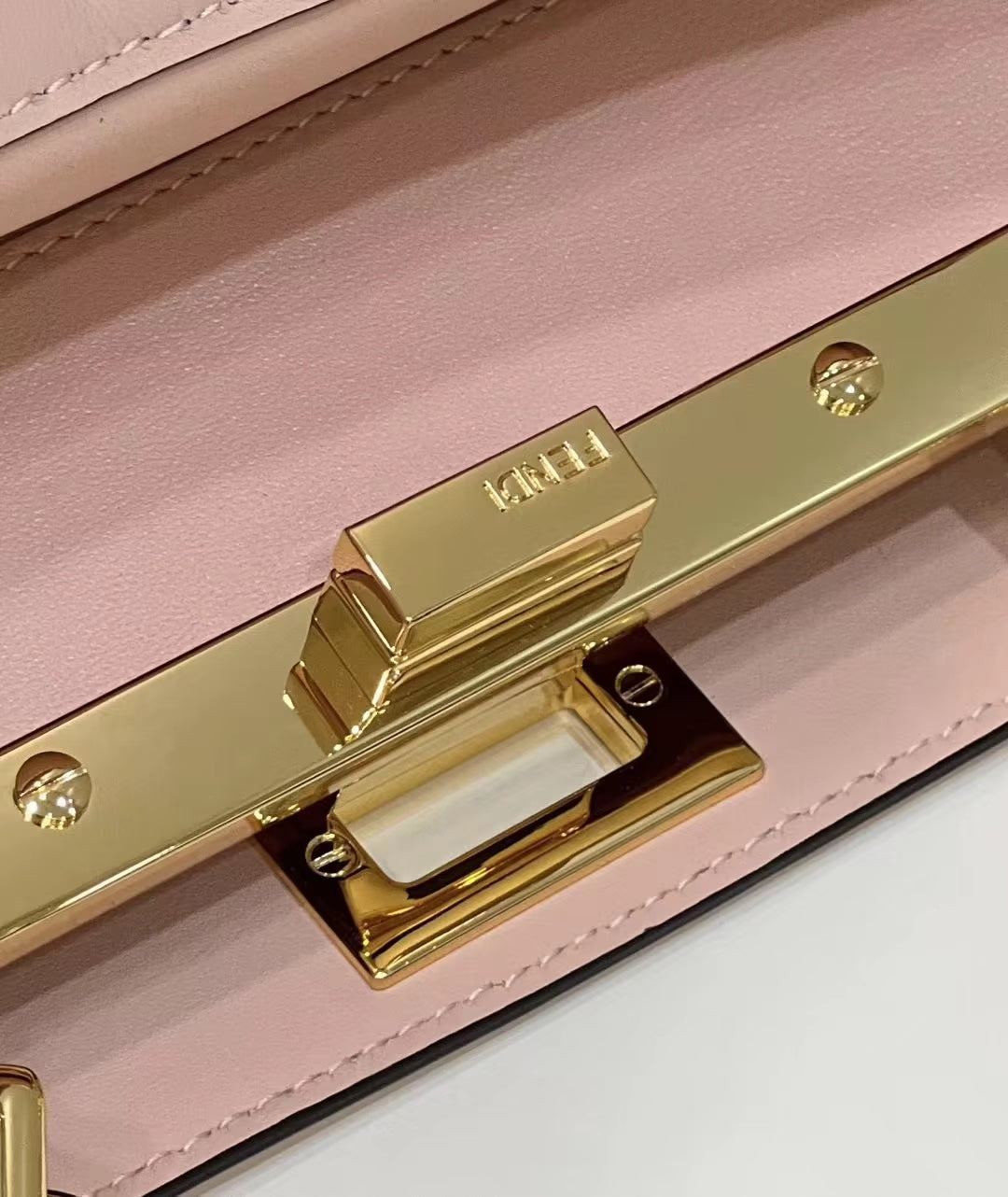 BOLSO FENDI PEEKABOO MINI 23 DE PIEL DE BECERRO ROSA CLARO CON HERRAJES DORADOS