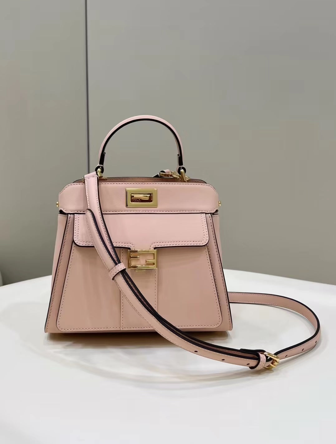 BOLSO FENDI PEEKABOO MINI 23 DE PIEL DE BECERRO ROSA CLARO CON HERRAJES DORADOS
