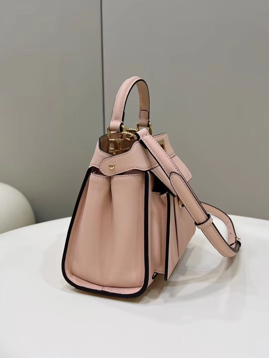 BOLSO FENDI PEEKABOO MINI 23 DE PIEL DE BECERRO ROSA CLARO CON HERRAJES DORADOS