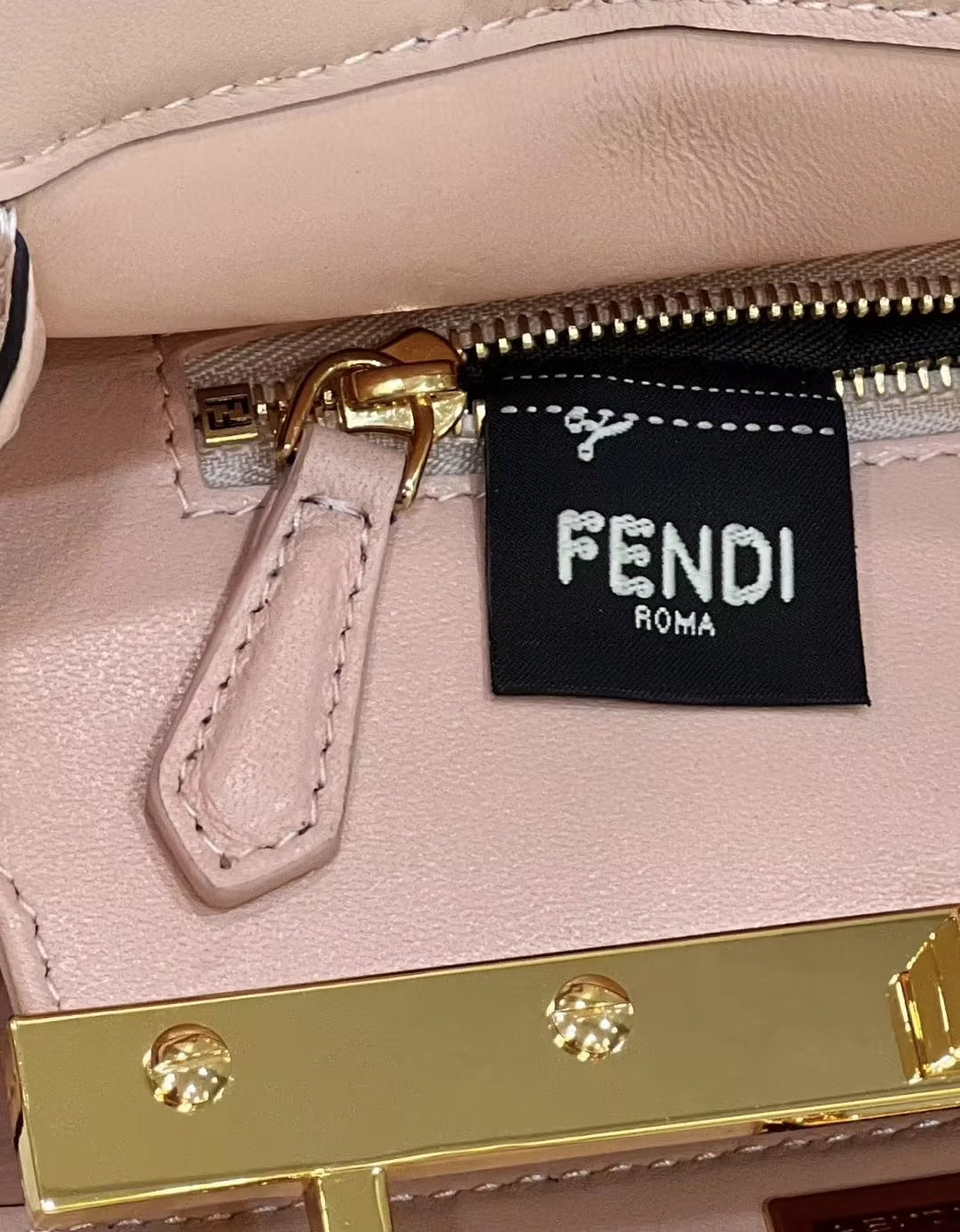 BOLSO FENDI PEEKABOO MINI 23 DE PIEL DE BECERRO ROSA CLARO CON HERRAJES DORADOS