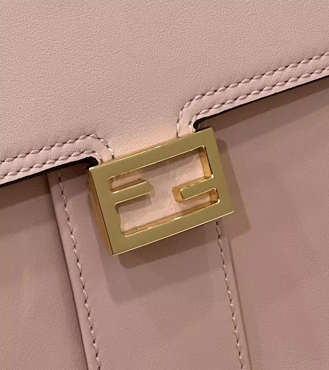 BOLSO FENDI PEEKABOO MINI 23 DE PIEL DE BECERRO ROSA CLARO CON HERRAJES DORADOS