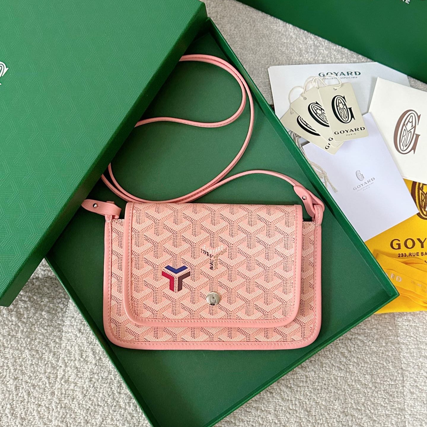 CARTERA DE BOLSILLO PLUMET 20 DE LONA GOYARDINA ROSA Y ADORNOS DE PIEL DE CORDERO