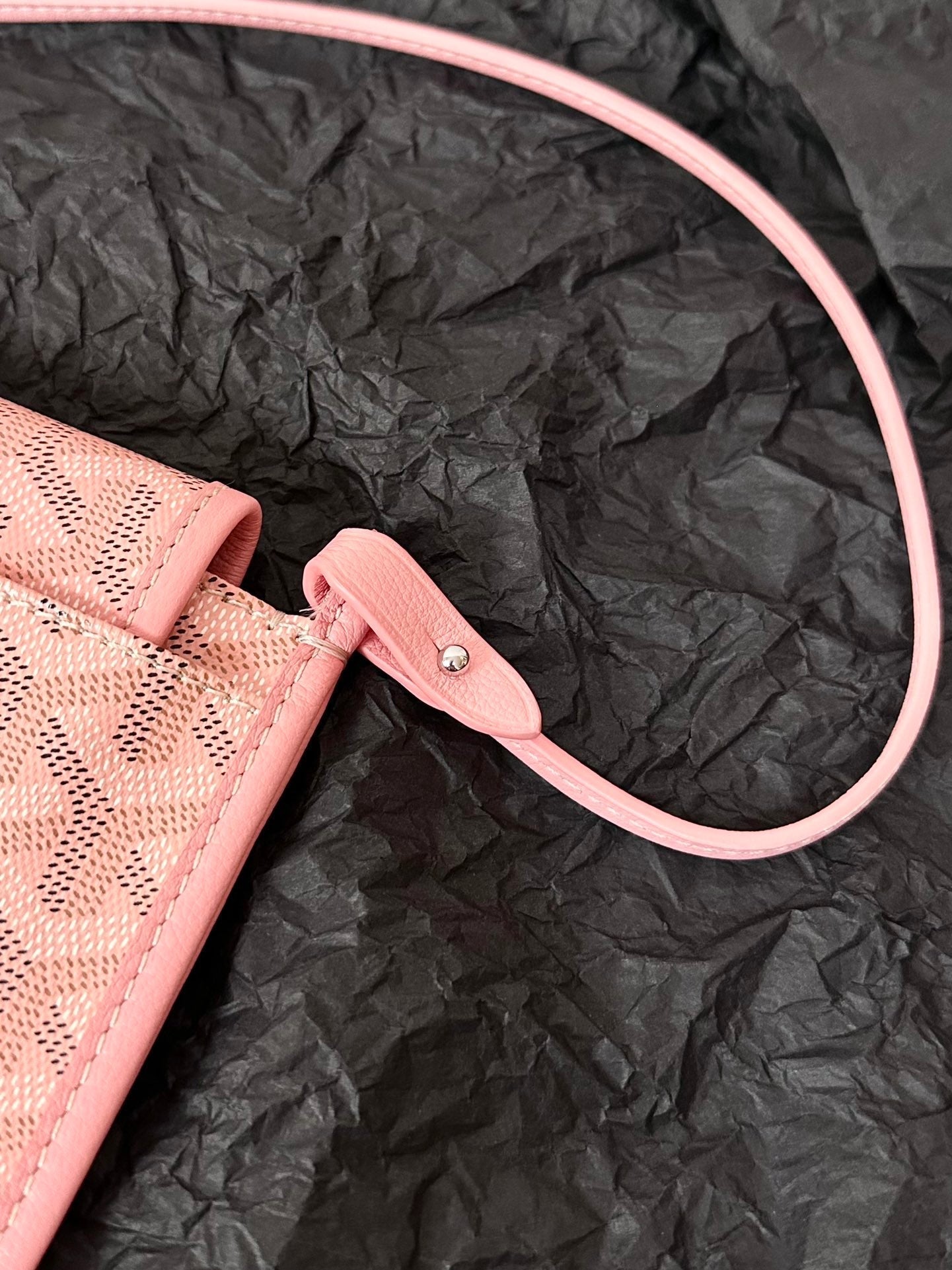CARTERA DE BOLSILLO PLUMET 20 DE LONA GOYARDINA ROSA Y ADORNOS DE PIEL DE CORDERO