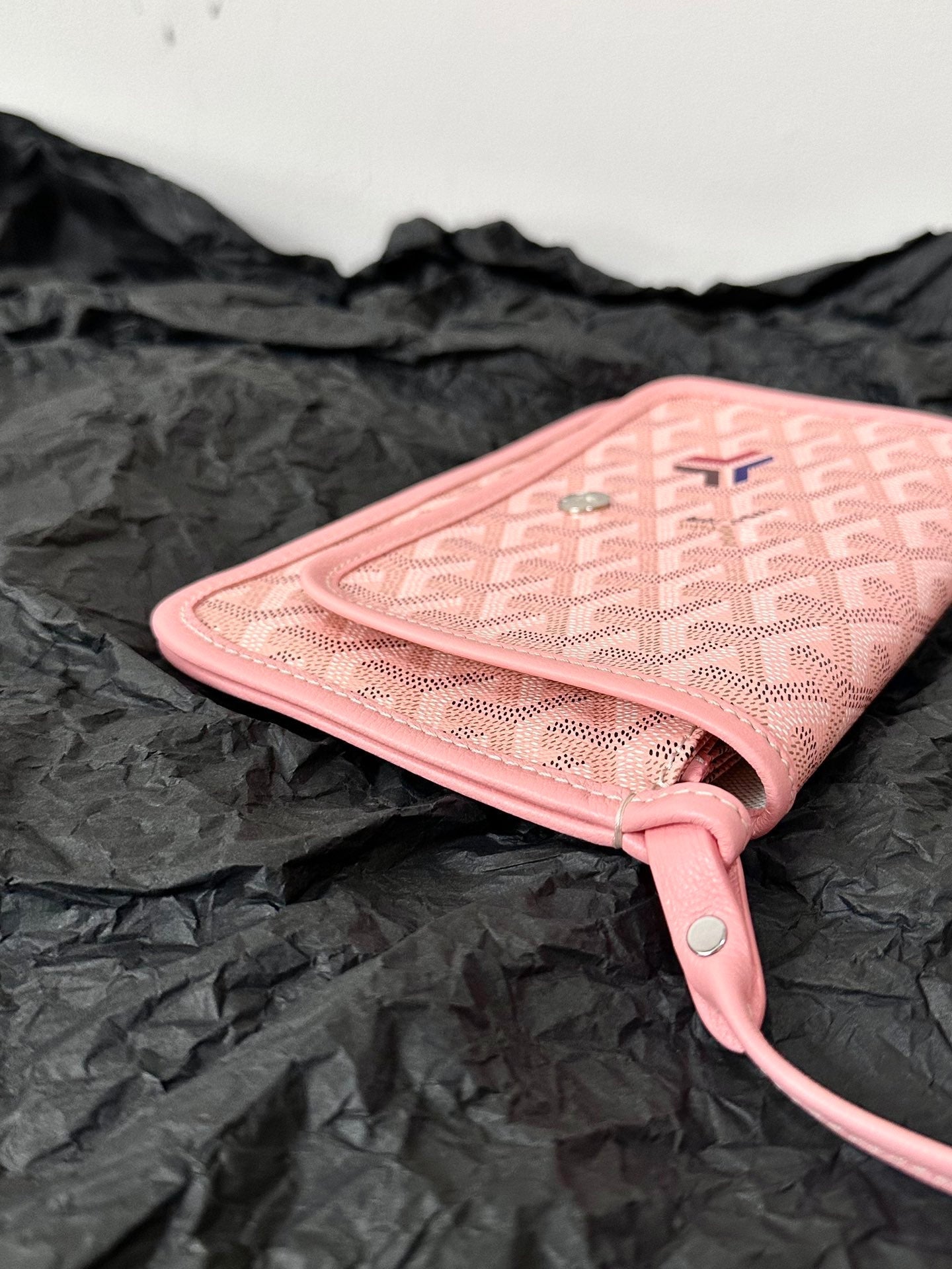 CARTERA DE BOLSILLO PLUMET 20 DE LONA GOYARDINA ROSA Y ADORNOS DE PIEL DE CORDERO