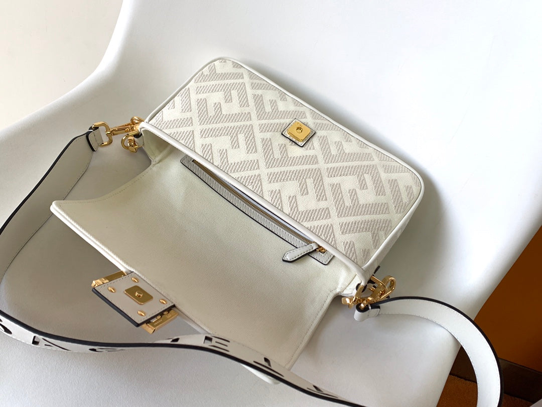 Bolso Fend Baguette de lona blanca 27 con bordado FF Ghw