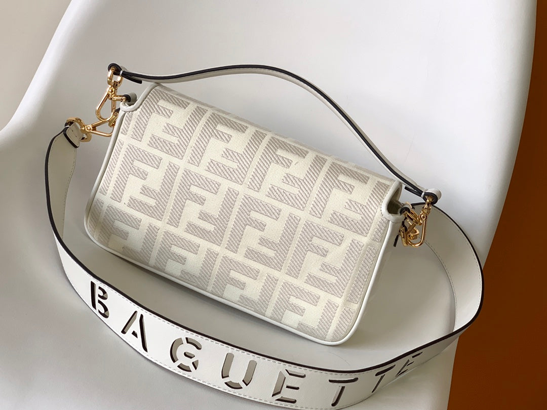 Bolso Fend Baguette de lona blanca 27 con bordado FF Ghw