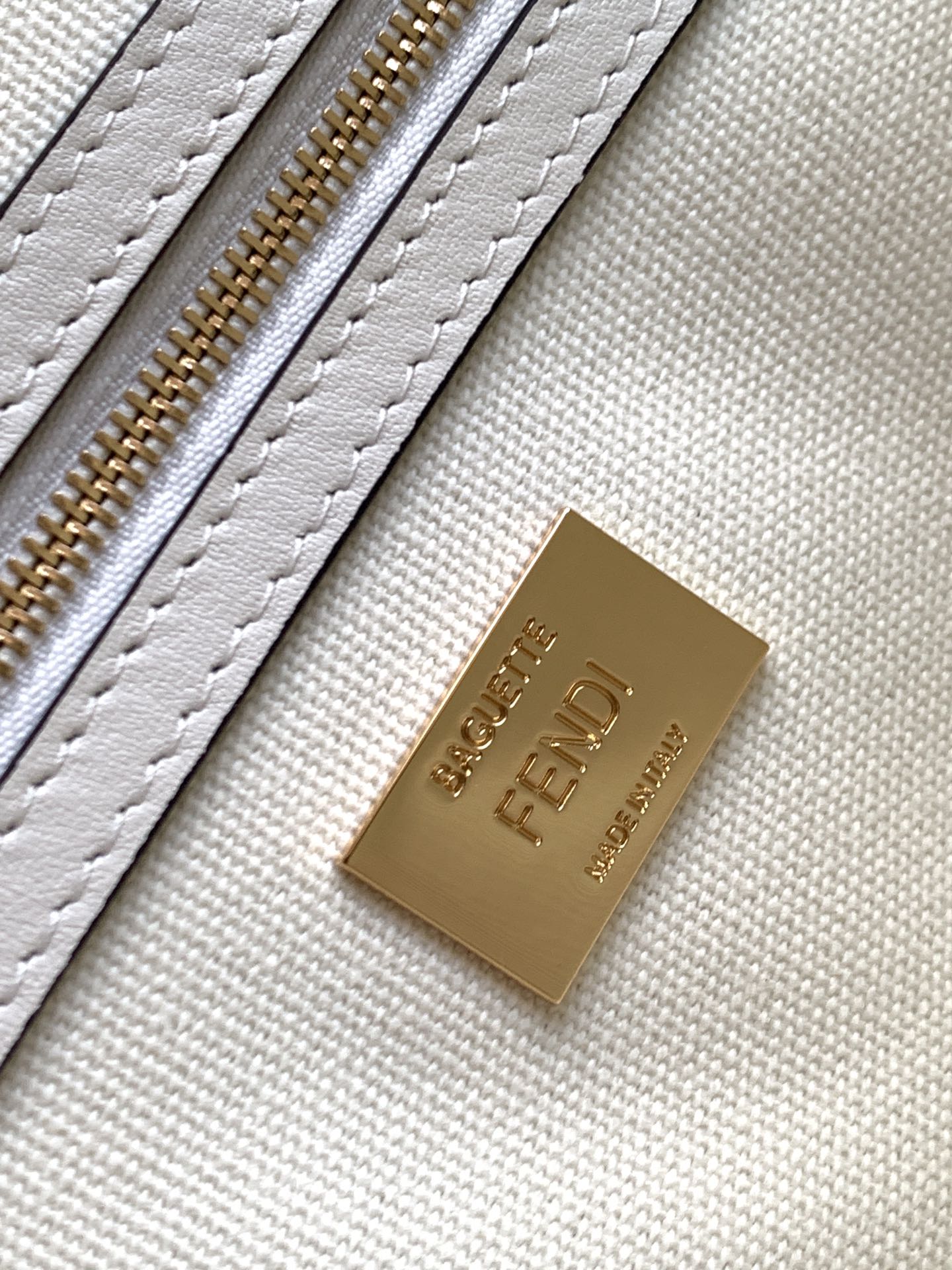 Bolso Fend Baguette de lona blanca 27 con bordado FF Ghw