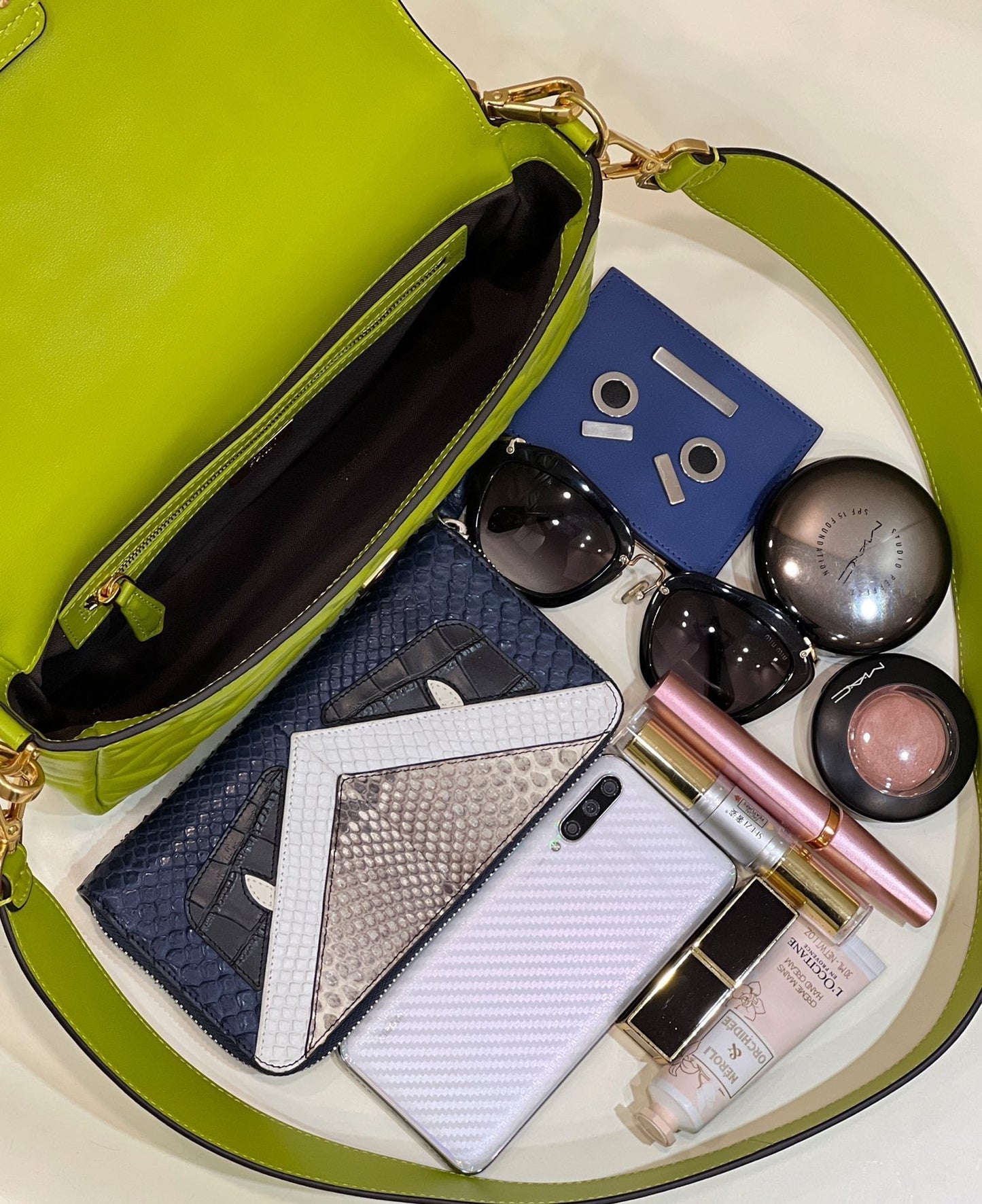 Baguette 27cm Fluorescent green Lambskin Gold Hardware