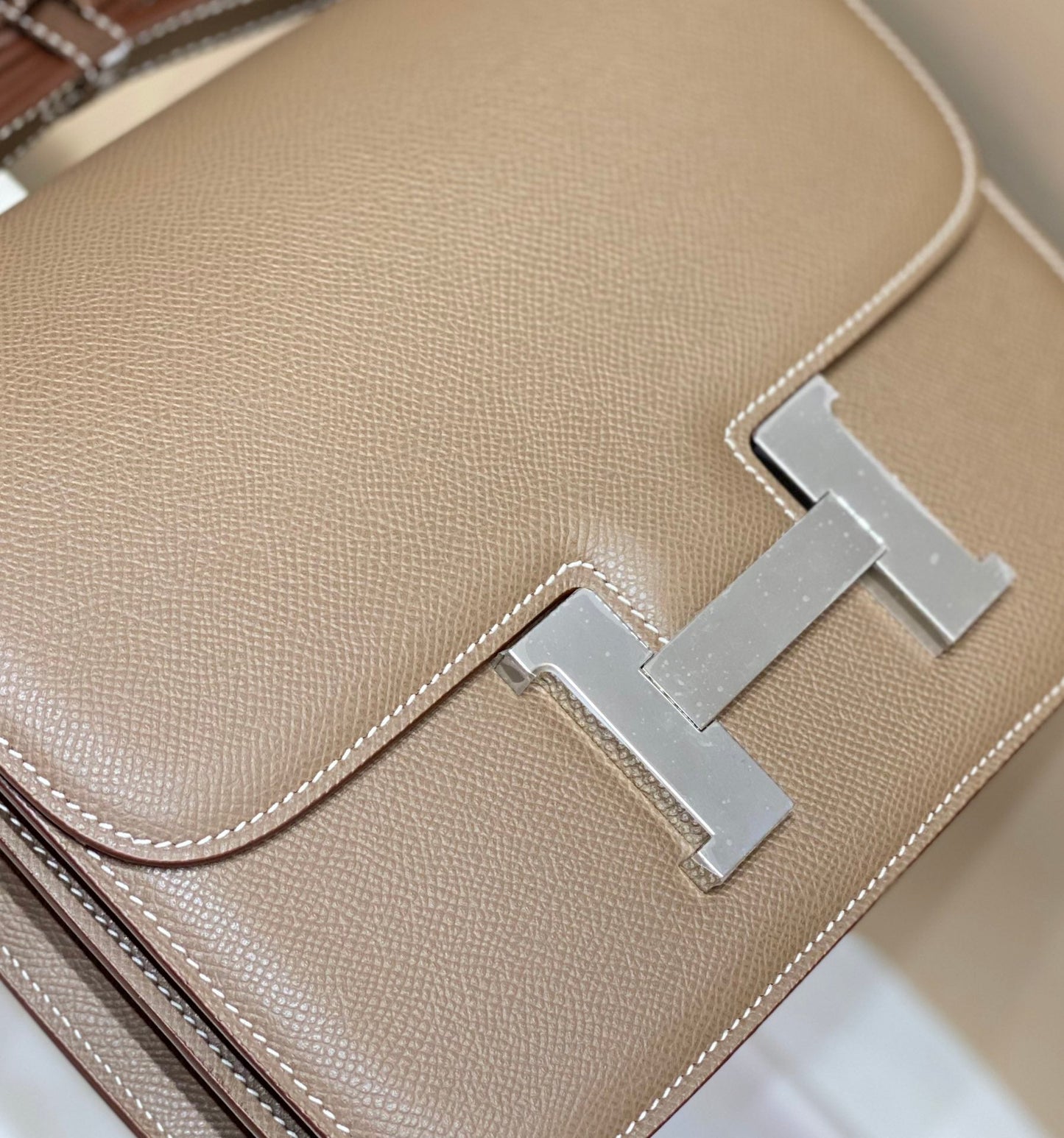 Constance 24 Etoupe Epsom Cuero Herrajes Plateados