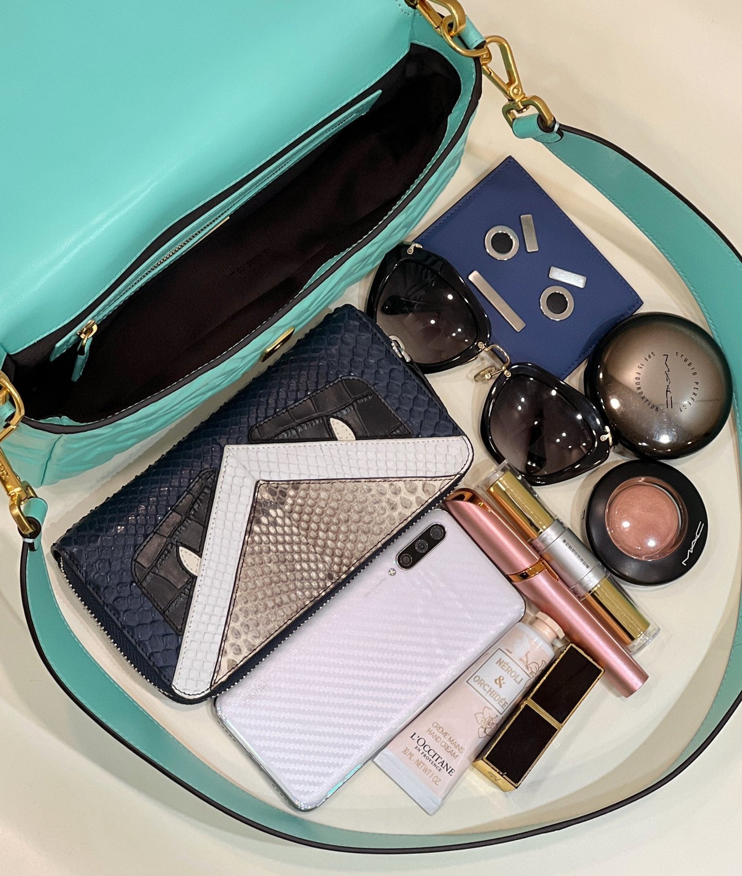 Baguette 27 cm en cuir d'agneau bleu Tiffany, accessoires dorés