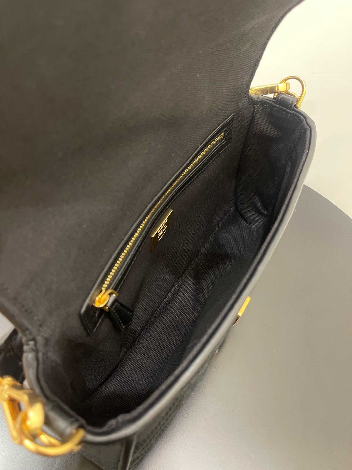 BOLSO FENDI 26 BAGUETTE DE PIEL NAPA NEGRA CON HERRAJES DORADOS